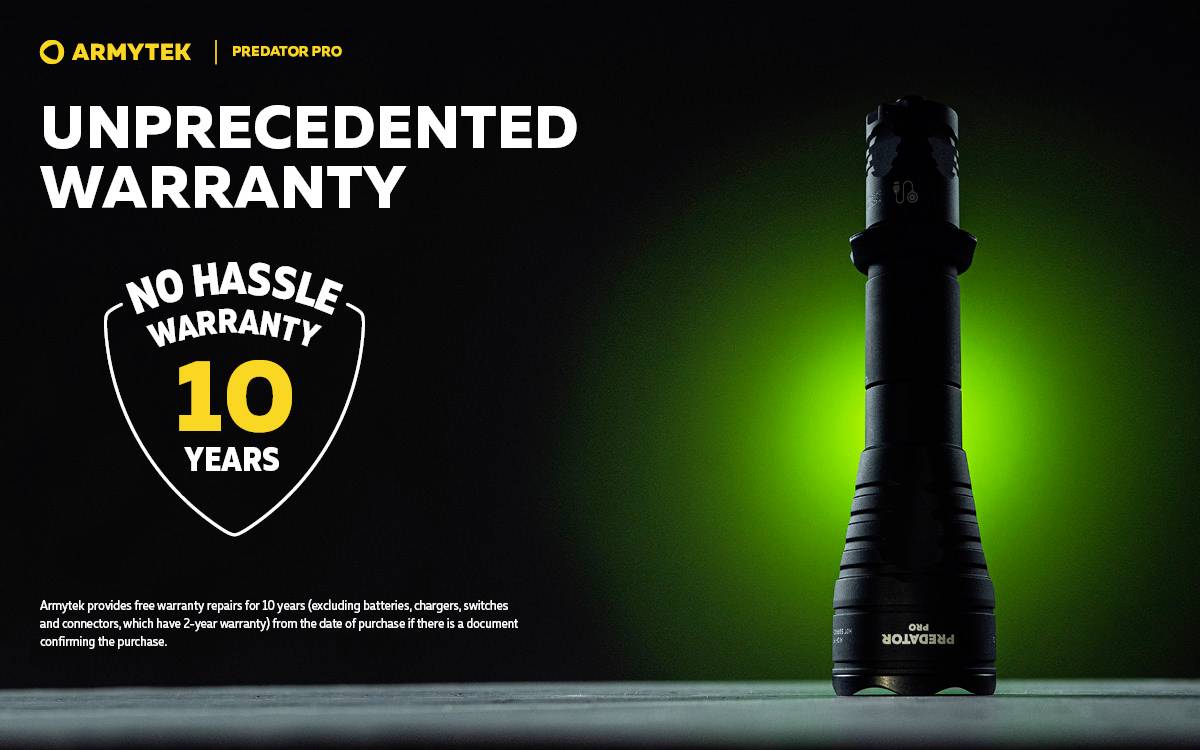 'Taschenlampe mit grünem Licht. Links Text: 'Unprecedented Warranty', 'No Hassle Warranty 10 Years'. Garantieinformationen unten.'
