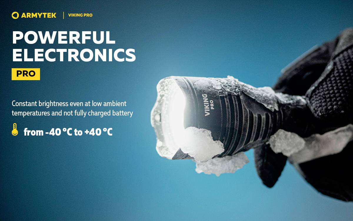 Taschenlampe mit Eis bedeckt in einer Hand. Text beschreibt konstante Helligkeit bei niedrigen Temperaturen von -40 °C bis +40 °C.