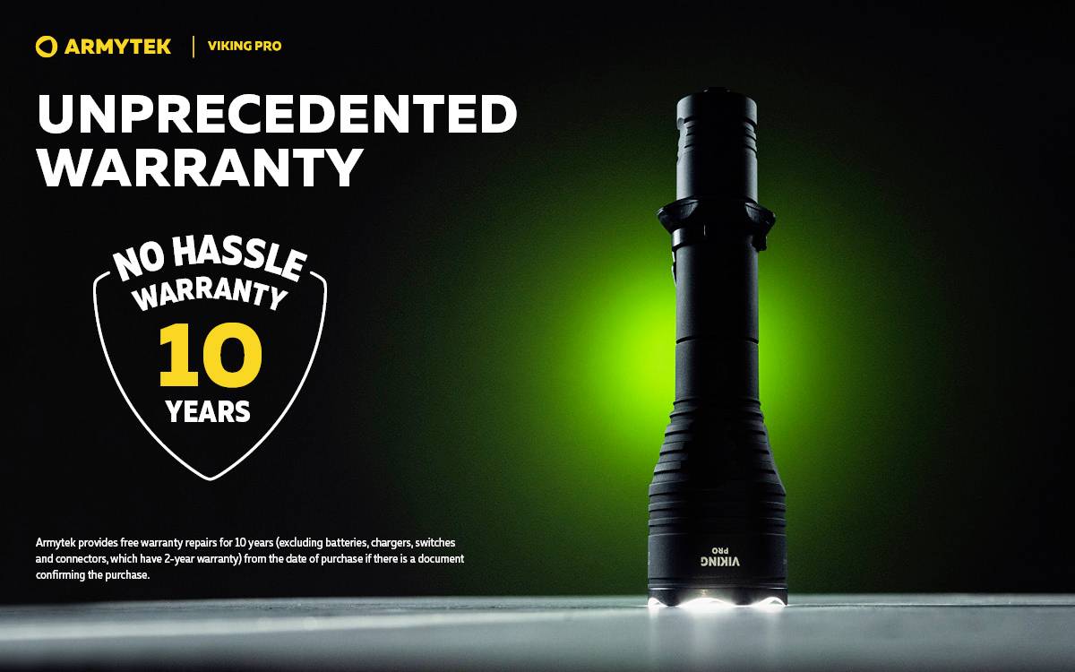 Taschenlampe vor grünem Licht. Text: 'Unprecedented Warranty', 'No hassle warranty 10 years'. Marke: Armytek, Modell: Viking Pro.