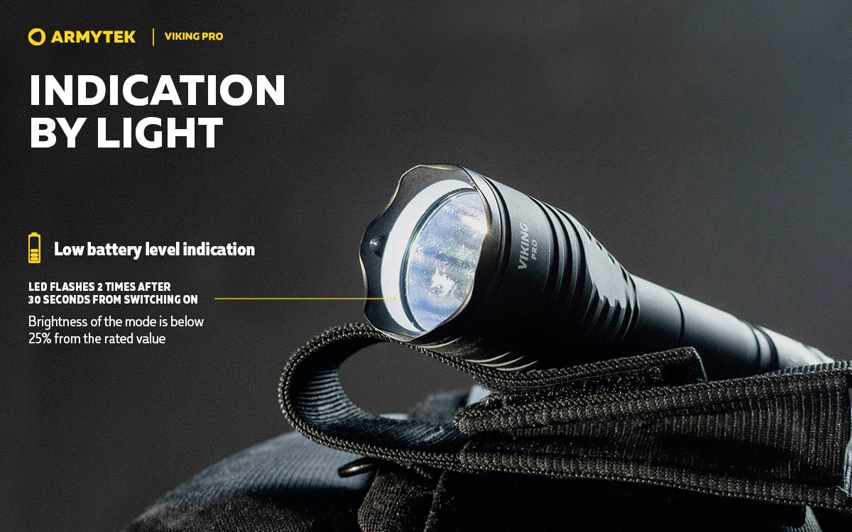 Taschenlampe mit Aufschrift Viking Pro. Text: Hinweis durch Licht. Niedrige Batterieanzeige: LED blinkt 2 Mal, Helligkeit unter 25%.
