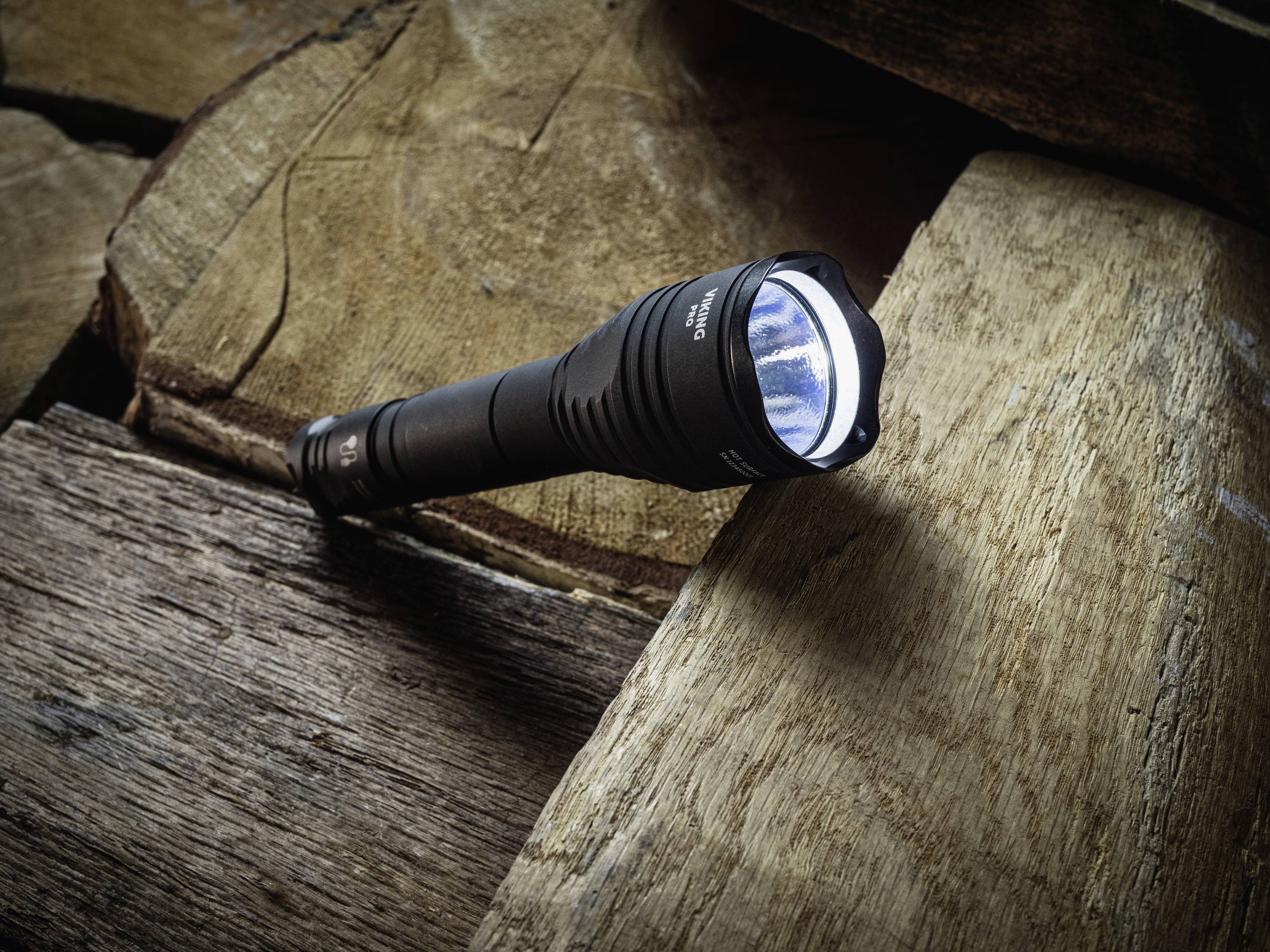 ArmyTek Viking Pro White LED Taschenlampe akkubetrieben 2050lm 136g