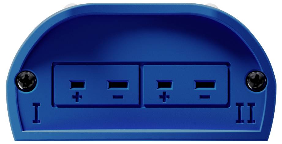 Eine blaue elektrische Box mit zwei Sätzen von Anschlussports, mit den Etiketten I und II, wobei neben den Steckdosen jeweils positive und negative Symbole angebracht sind.