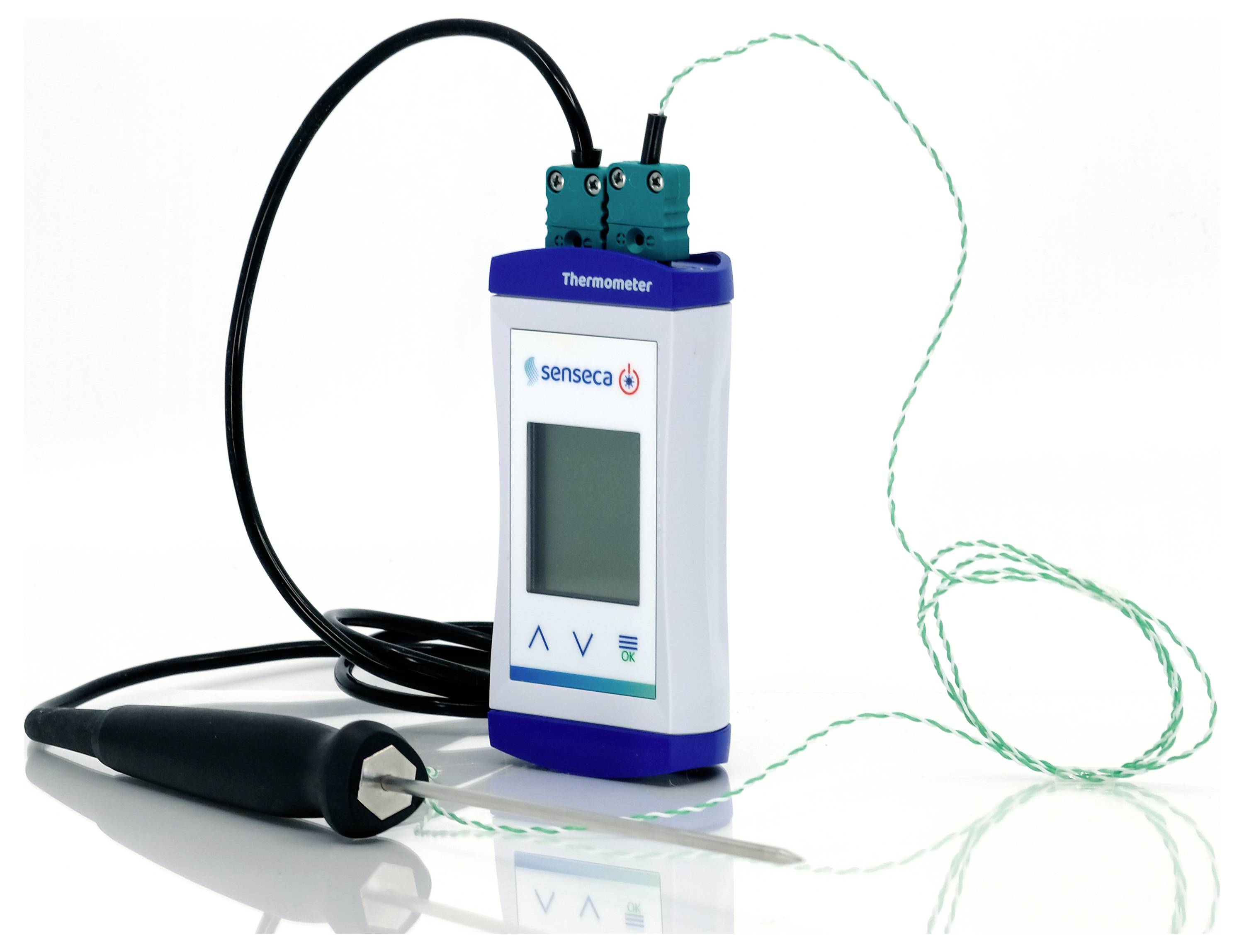 Digitales Thermometer, das die Temperatur mit angeschlossenem Messfühler anzeigt, mit der Markenbezeichnung 'Senseca Thermometer'.