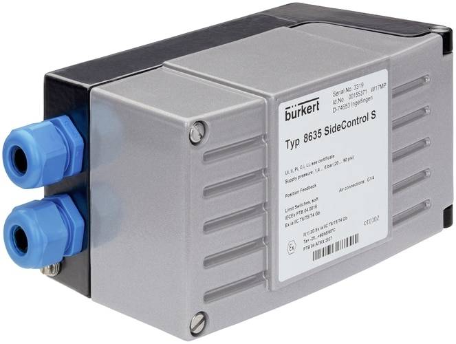 Elektronischer Prozessregler 'Typ 8635 SideControl S' von Bürkert mit zwei blauen Anschlussverschraubungen und Typenschild.