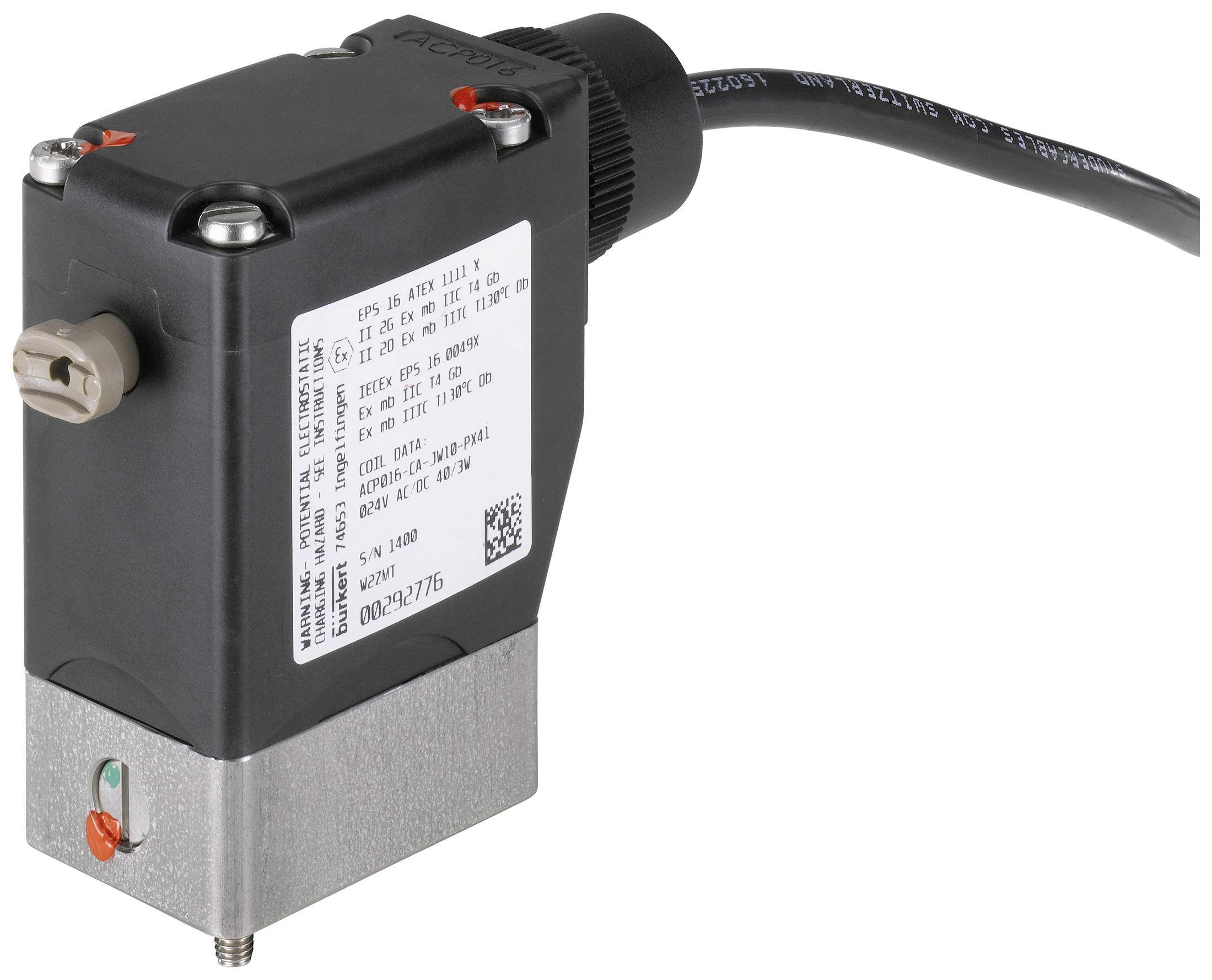 Elektrischer Stecker mit schwarzem Gehäuse und Kabel, silbernem Metallfuß und etikettierten technischen Spezifikationen.