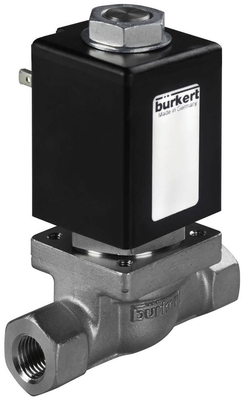Magnetventil mit rechteckigem schwarzen Gehäuse, silbernem Anschluss und 'burkert' Aufschrift. Hochdruckrohrverbindungen an beiden Enden.