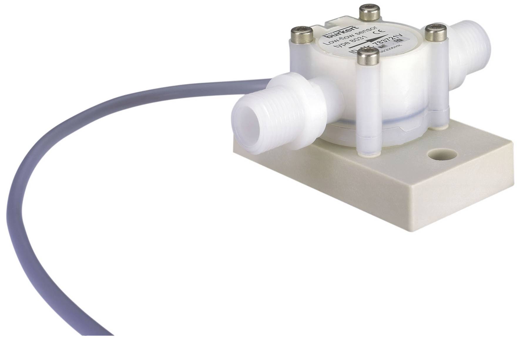 Ein weißer Durchflusssensor mit zwei Anschlüssen auf einer rechteckigen Halterung und einem daran befestigten grauen Kabel.