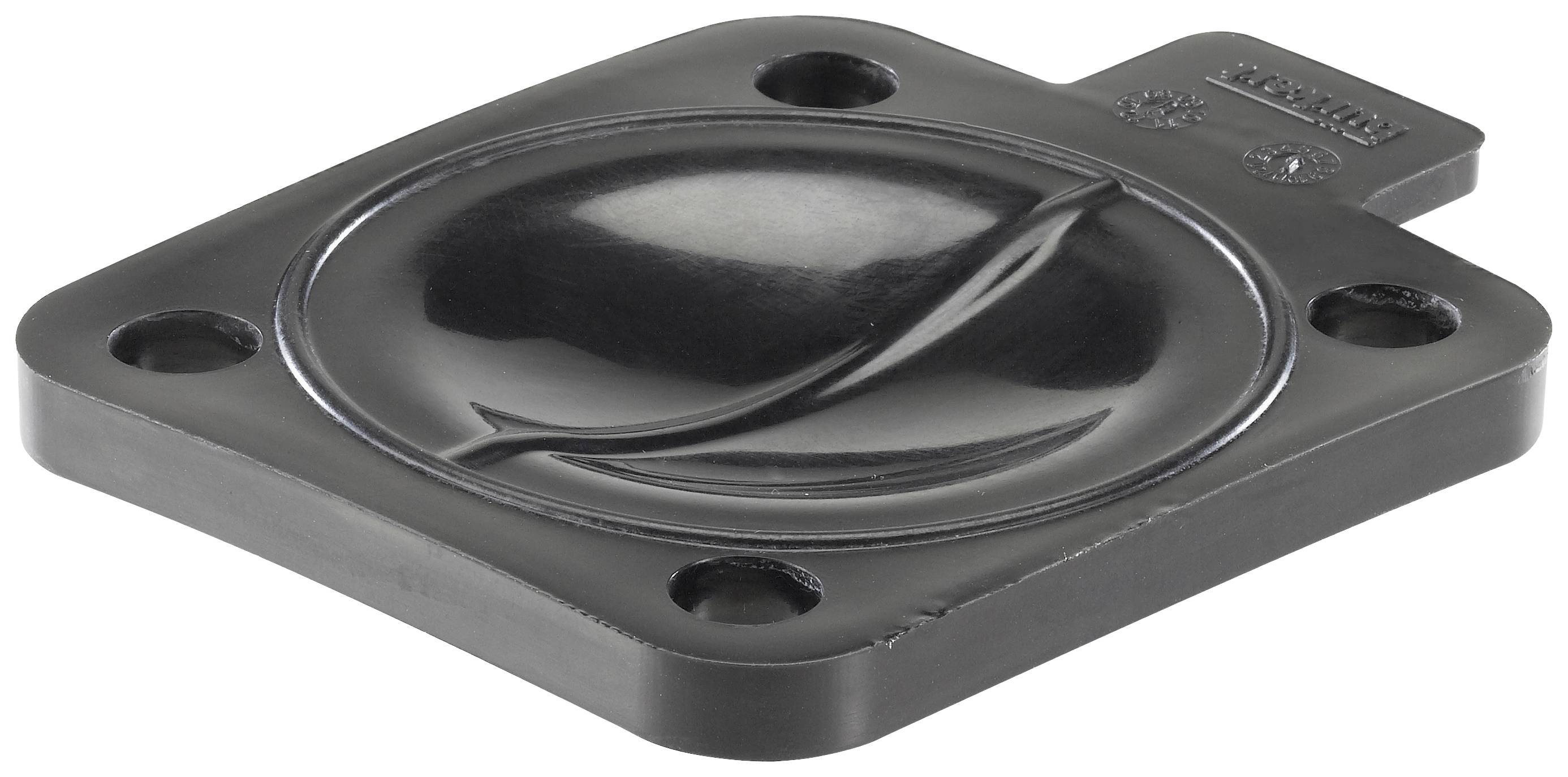 Schwarzes, quadratisches Bauteil mit vier Befestigungslöchern, gewölbter Oberfläche und einem kleinen Flansch mit Markierung.
