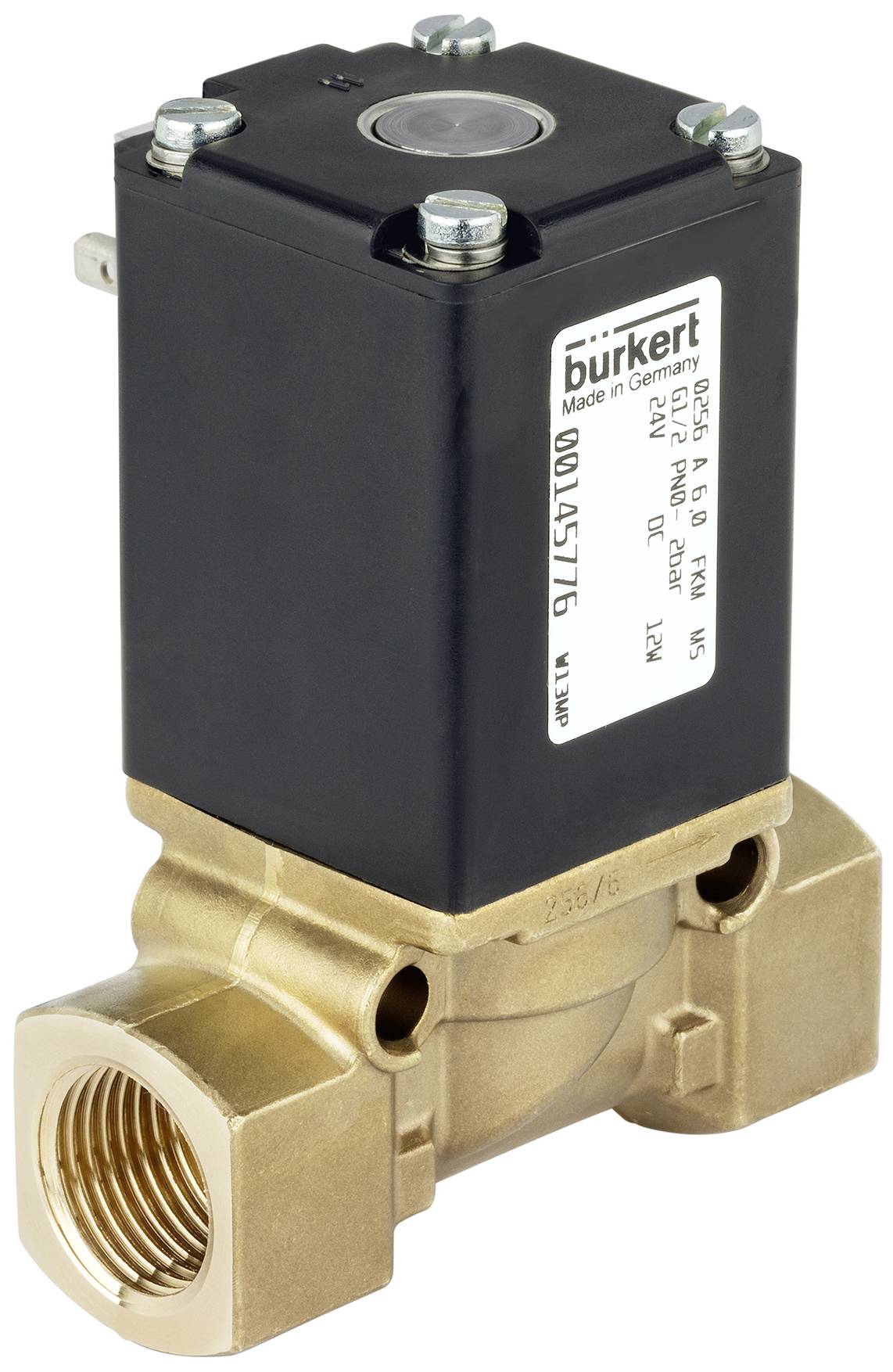 Ein elektromagnetisches Ventil mit Metallgehäuse und einem schwarzen Aufsatz. Herstelleraufkleber mit technischen Spezifikationen sichtbar.