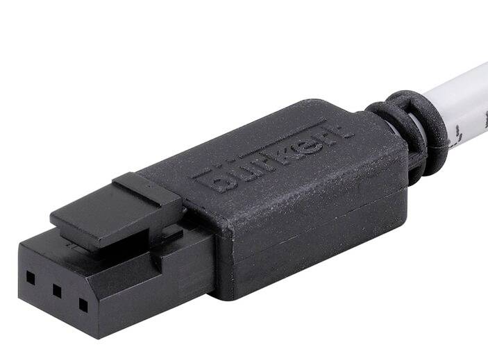 Ein schwarzer elektrischer Stecker mit rechteckiger Form und drei Pins. Der Stecker ist an ein Kabel angeschlossen.