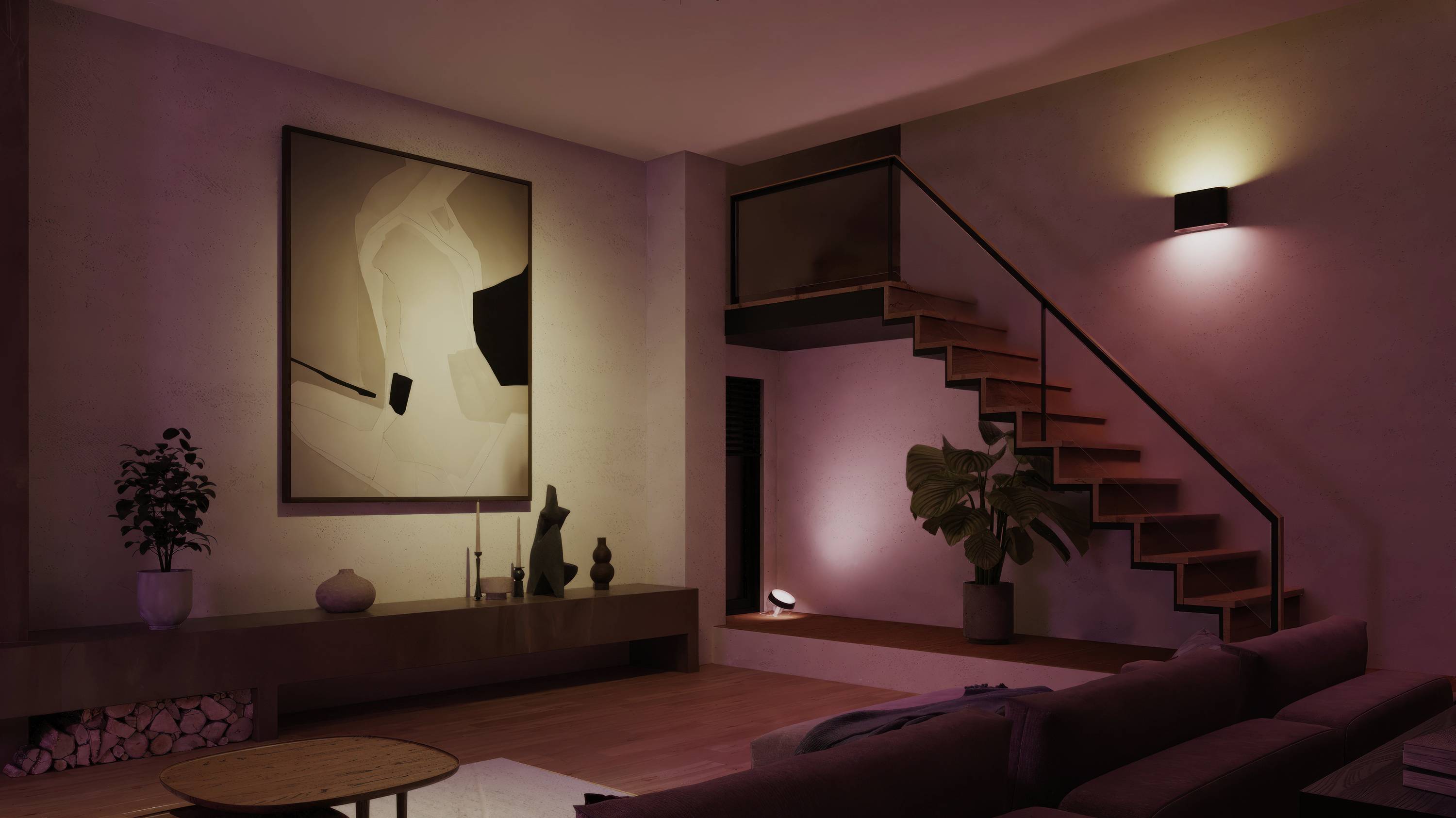Modernes Wohnzimmer bei gedämpftem Licht mit Kunstwerk an der Wand, einer Treppe, einer Couch und einer Pflanze für eine gemütliche Atmosphäre.