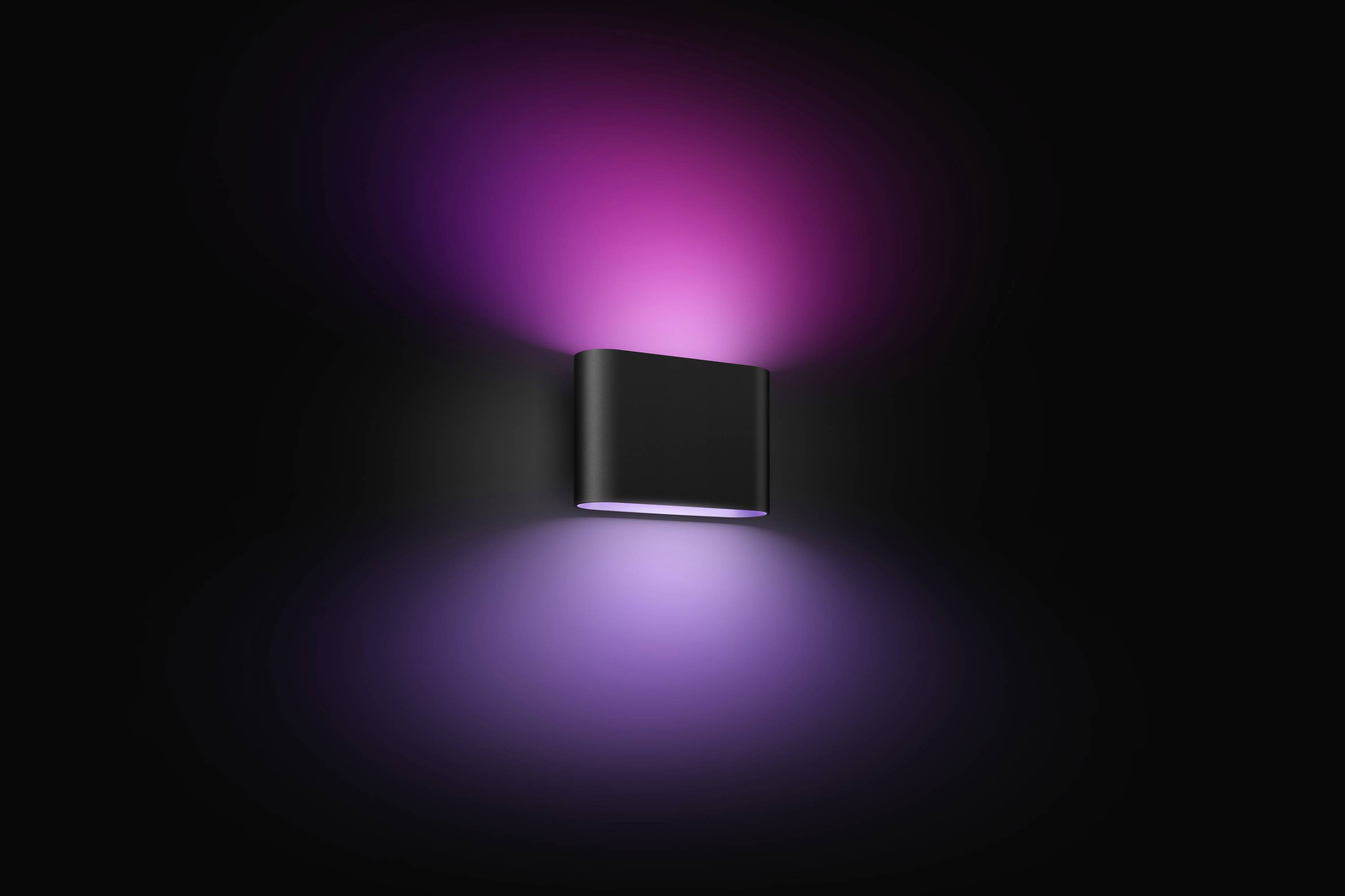 Schwarze Wandlampe vor dunklem Hintergrund, strahlt violettes und pinkes Licht nach oben und unten aus.