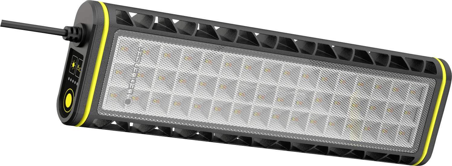 Eine rechteckige LED-Arbeitsleuchte mit Gelb-Akzenten und einem Netzkabel links. Sie hat ein gitterartiges Front-Design.