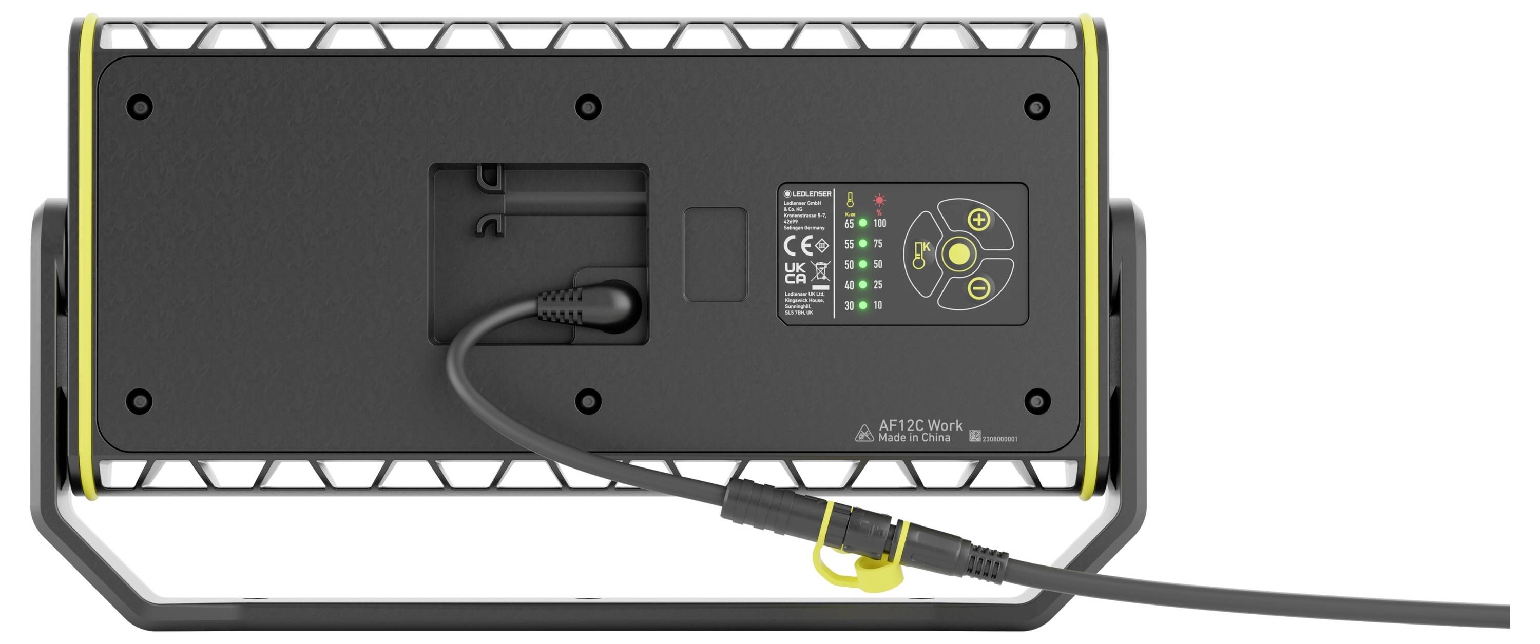 Rückseite einer tragbaren LED-Lampe mit Netzanschluss, Bedienelementen und technischen Informationen. Lampe hat gelbe Kanten.