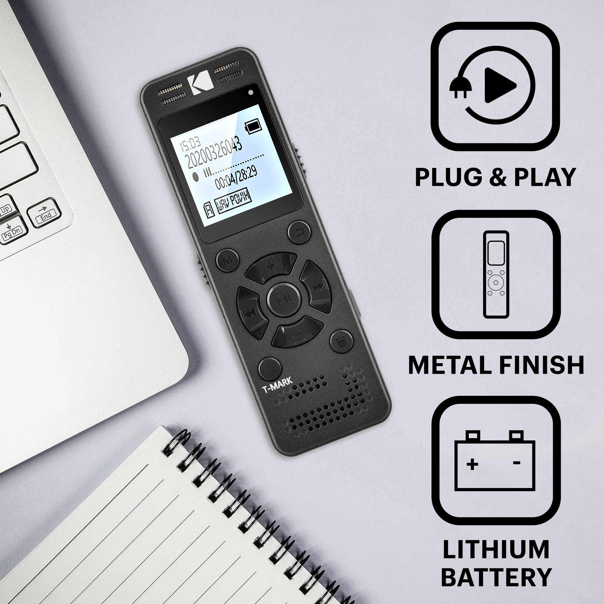 Digitaler Voice-Recorder neben Laptop und Notizbuch. Text: 'Plug & Play', 'Metal Finish', 'Lithium Battery'.