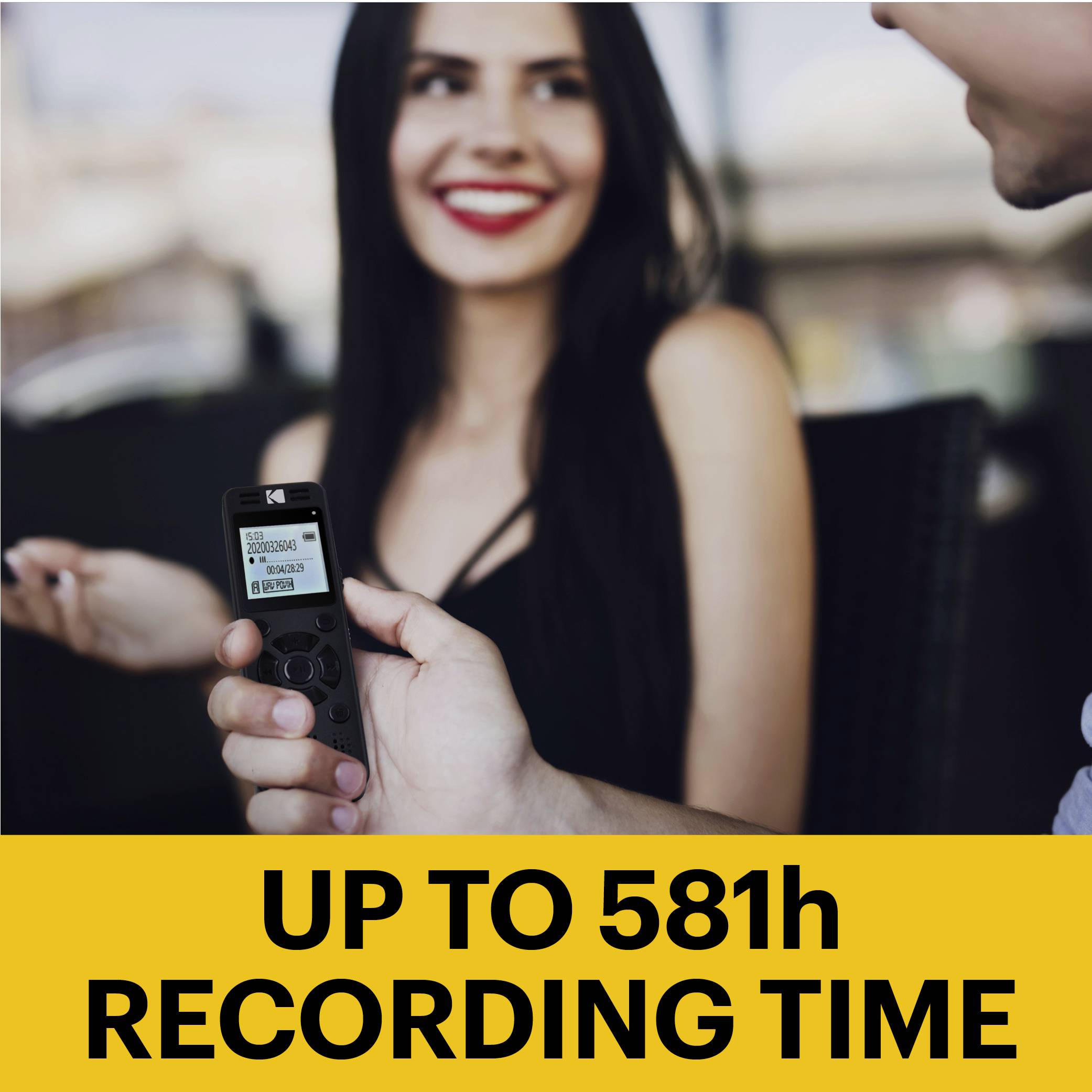 Eine Person hält ein Diktiergerät, lächelt und zeigt es einem Unbekannten. Text im Bild: 'Up to 581h recording time' auf gelbem Hintergrund.