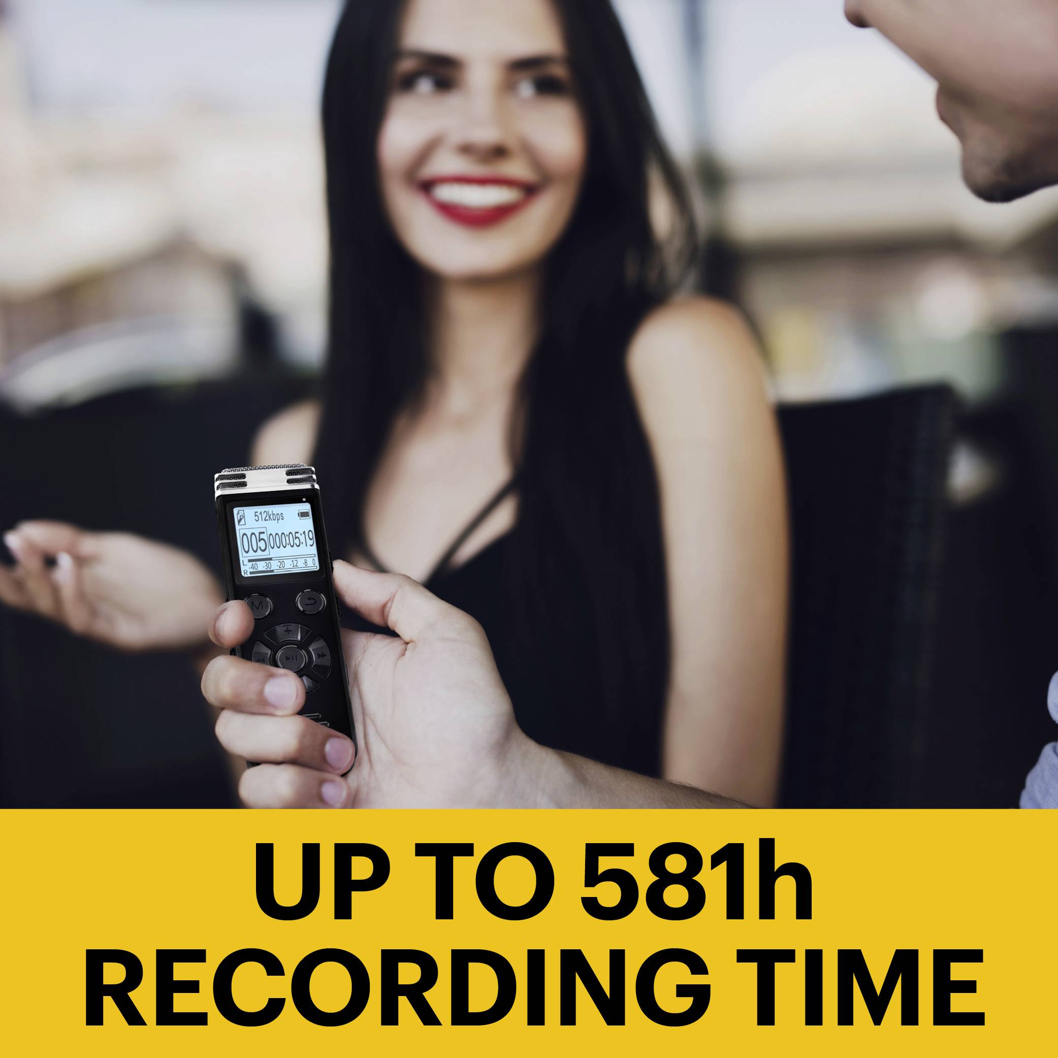 Eine Person hält ein Diktiergerät, das bis zu 581 Stunden Aufnahmezeit zeigt. Im Hintergrund lächelt eine andere Person.