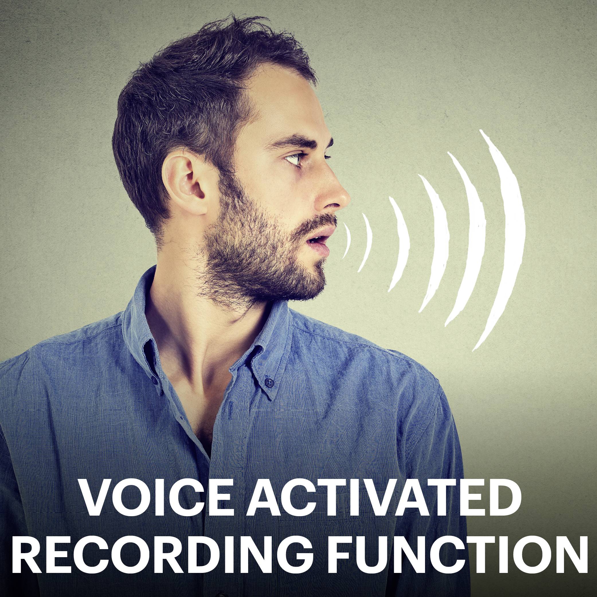 Ein Mann in einem blauen Hemd spricht nach rechts; Schallwellen visualisiert, Text sagt 'Voice Activated Recording Function', was auf Sprachsteuerung hinweist.