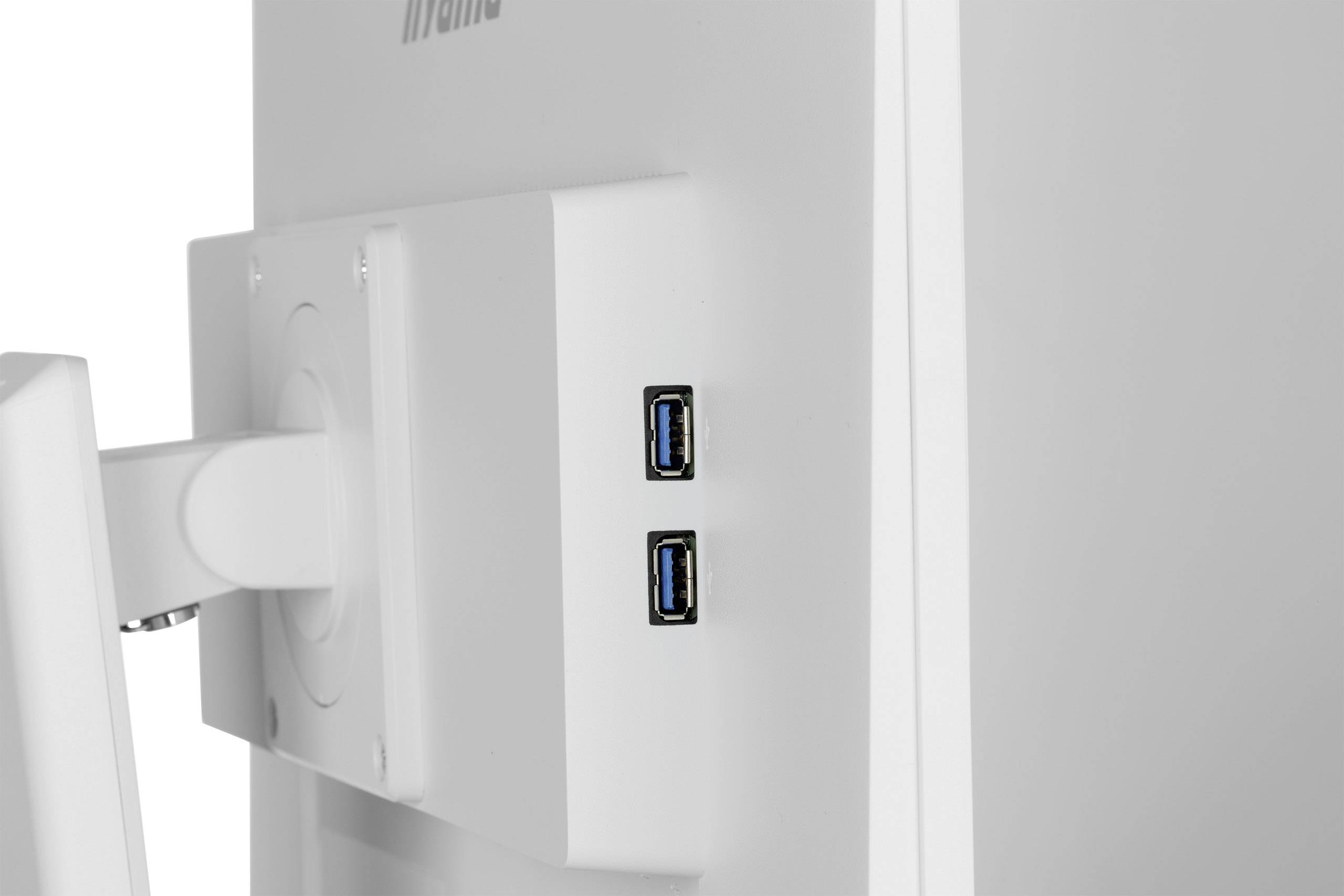Rückseite eines weißen Monitors mit zwei USB-Anschlüssen an der Halterung.