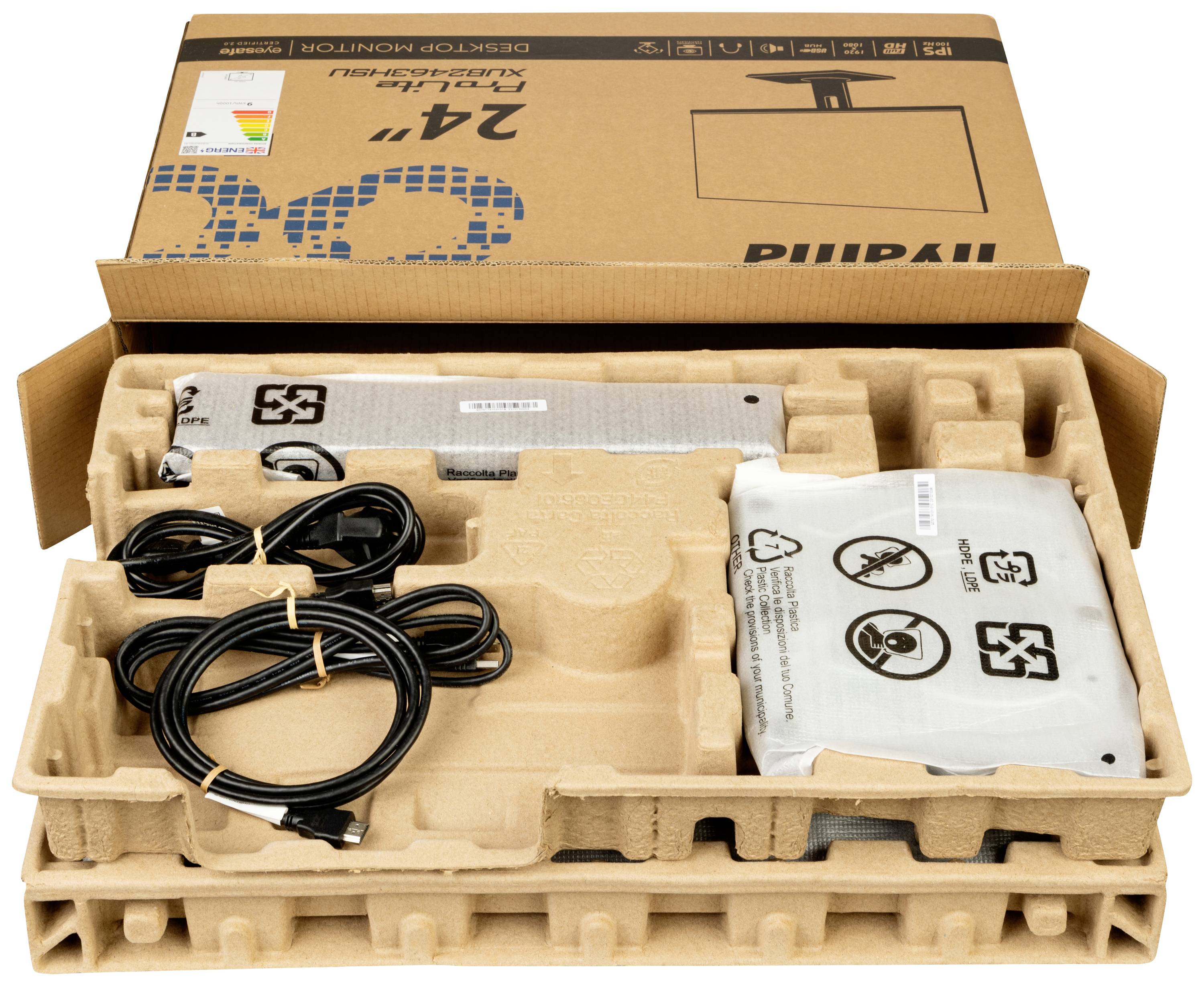 Offener Karton mit einem 24-Zoll-Monitor und Zubehör, wie Kabel und Anleitungen, sicher in umweltfreundlicher Verpackung angeordnet.