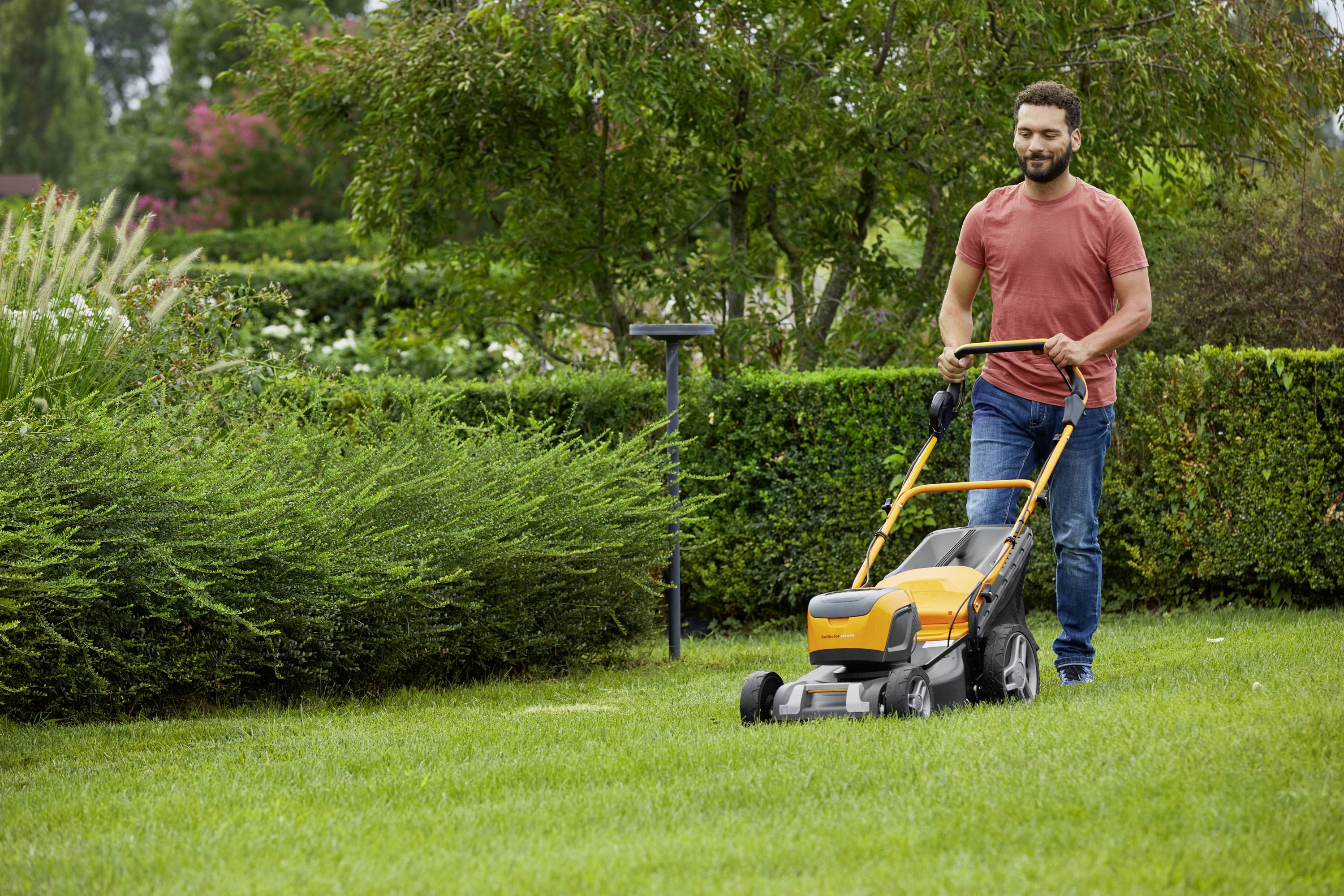 STIGA Collector 548 S AE Akku Akku-Rasenmäher Höhenverstellbarer Griff mit Klappfunktion, inkl. Akku, inkl. Ladegerät 1300W 48V