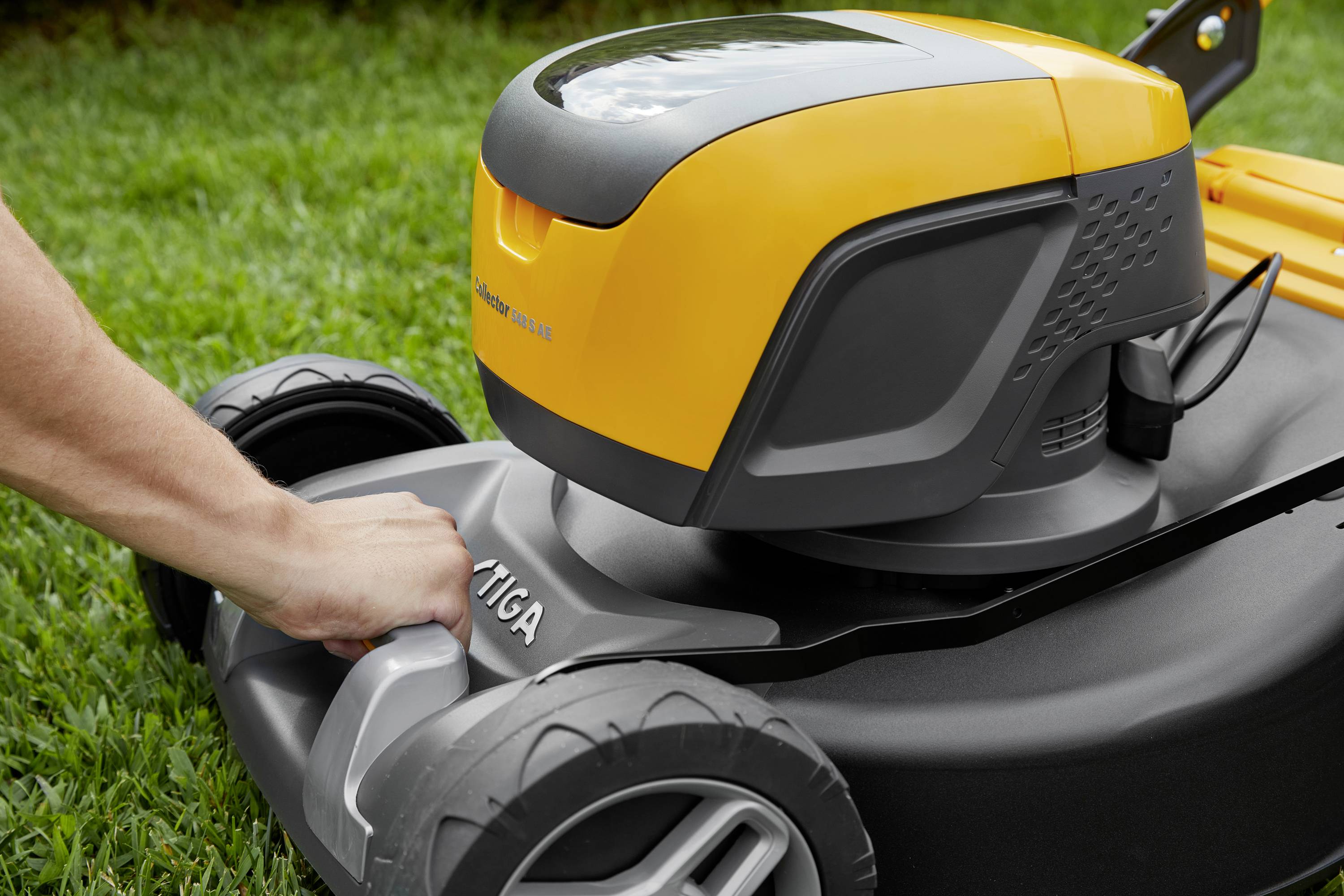 STIGA Collector 548 S AE Akku Akku-Rasenmäher Höhenverstellbarer Griff mit Klappfunktion, inkl. Akku, inkl. Ladegerät 1300W 48V
