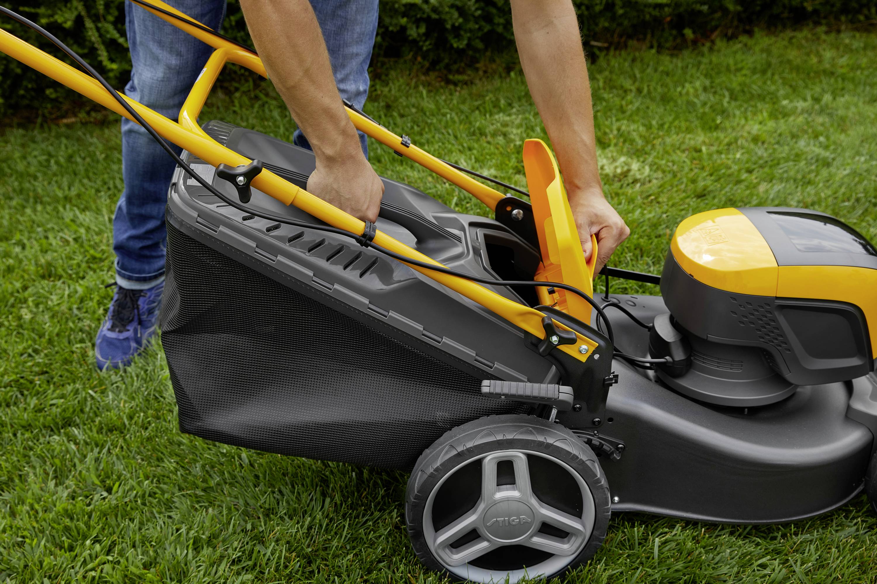 STIGA Collector 548 S AE Akku Akku-Rasenmäher Höhenverstellbarer Griff mit Klappfunktion, inkl. Akku, inkl. Ladegerät 1300W 48V