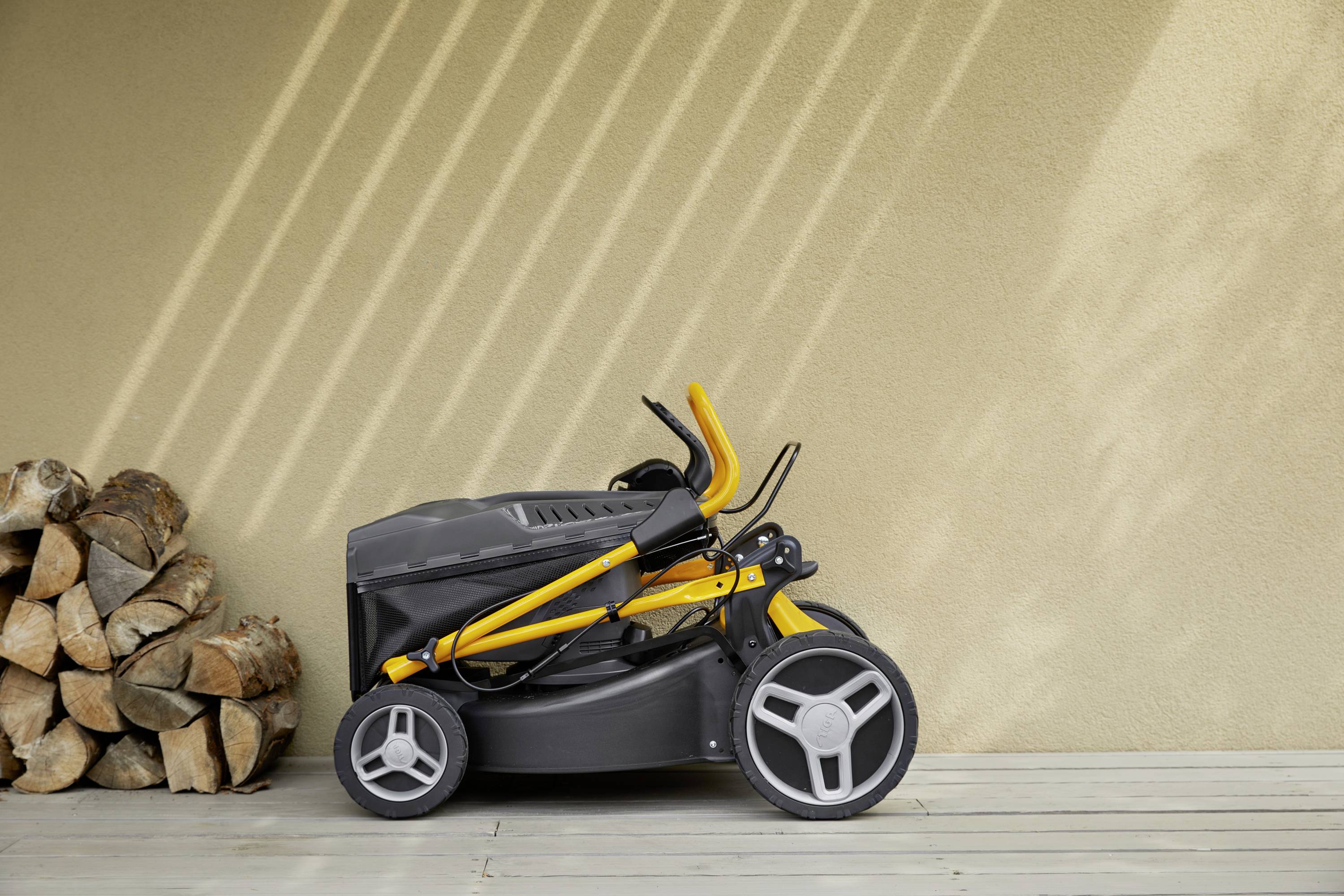 STIGA Collector 548 S AE Akku Akku-Rasenmäher Höhenverstellbarer Griff mit Klappfunktion, inkl. Akku, inkl. Ladegerät 1300W 48V