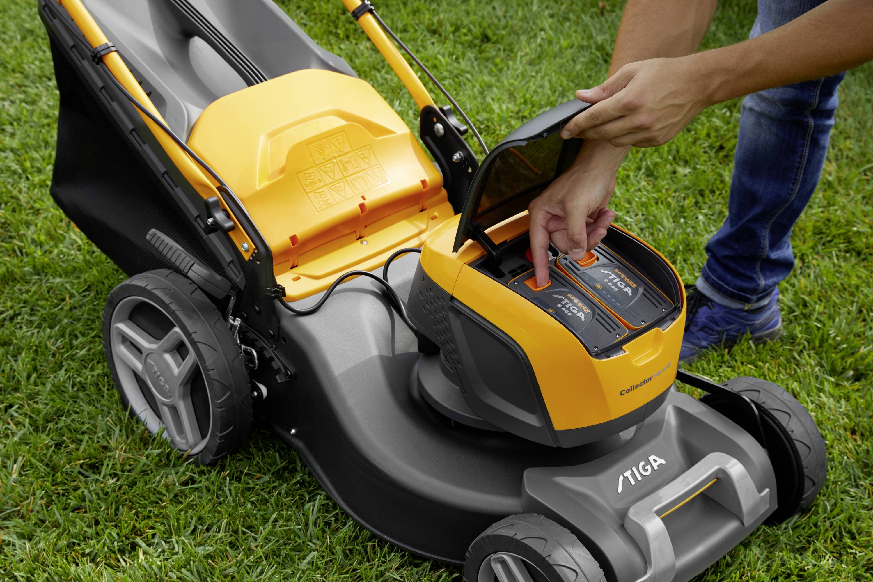 STIGA Collector 548 S AE Akku Akku-Rasenmäher Höhenverstellbarer Griff mit Klappfunktion, inkl. Akku, inkl. Ladegerät 1300W 48V