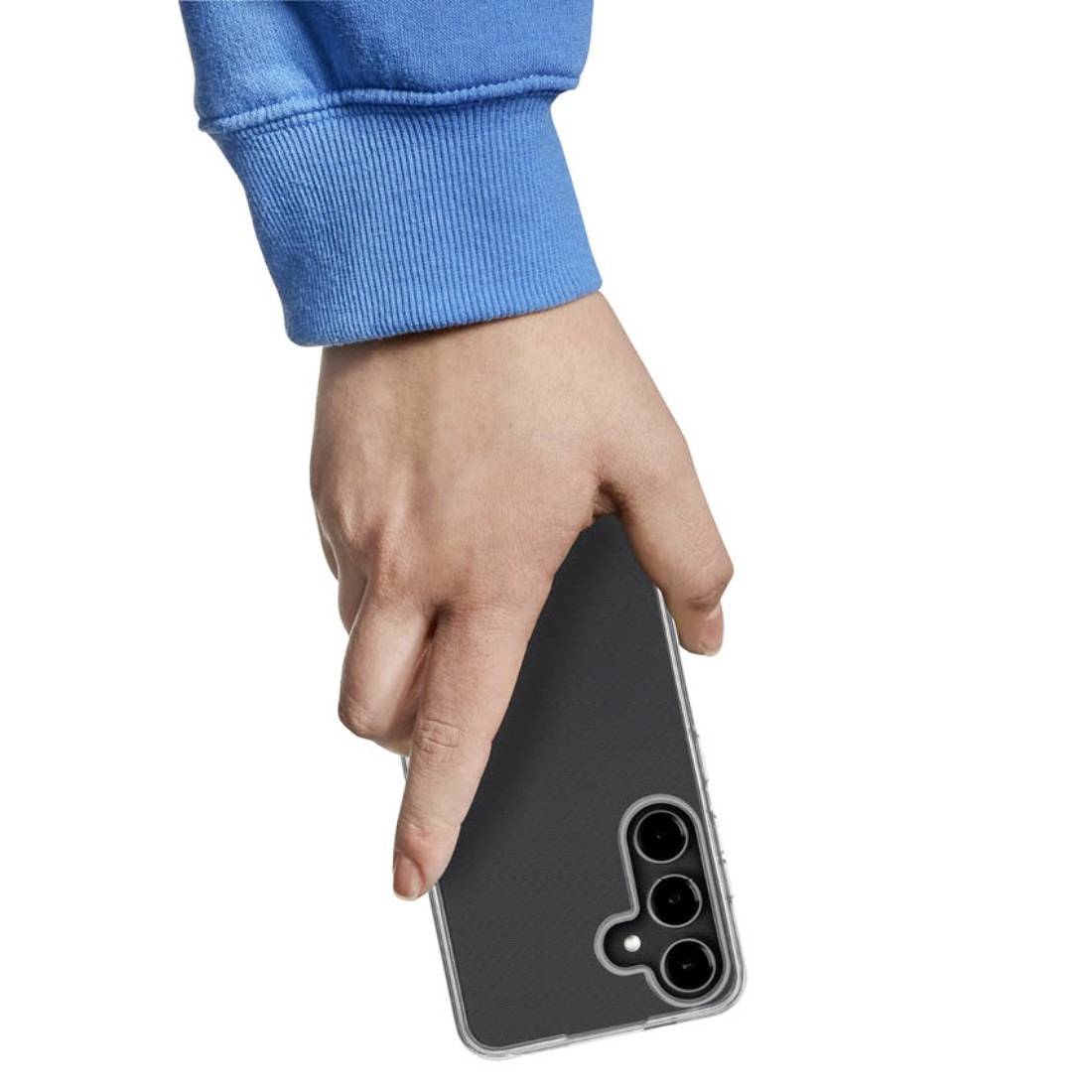 Eine Person in blauer Kleidung hält ein modernes Smartphone mit drei Kameralinsen in der rechten Hand, vor weißem Hintergrund.