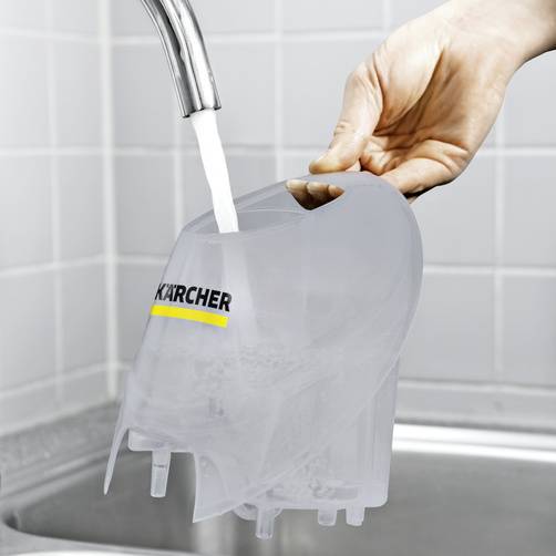 Eine Hand hält einen transparenten Wasserbehälter unter einen Wasserhahn. Der Behälter trägt das gelbe 'Kärcher'-Logo.