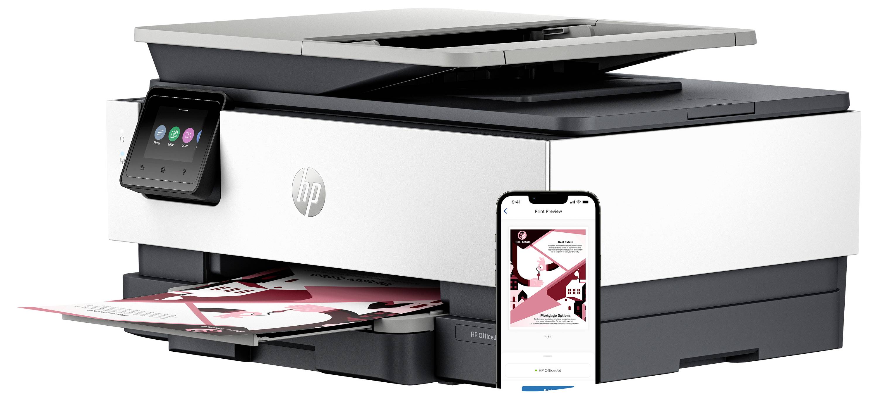 HP Multifunktionsdrucker beim Drucken eines rot-schwarzen Dokuments aus dem Fach, mit einem Telefon, das die Drucker-App anzeigt, im Vordergrund.