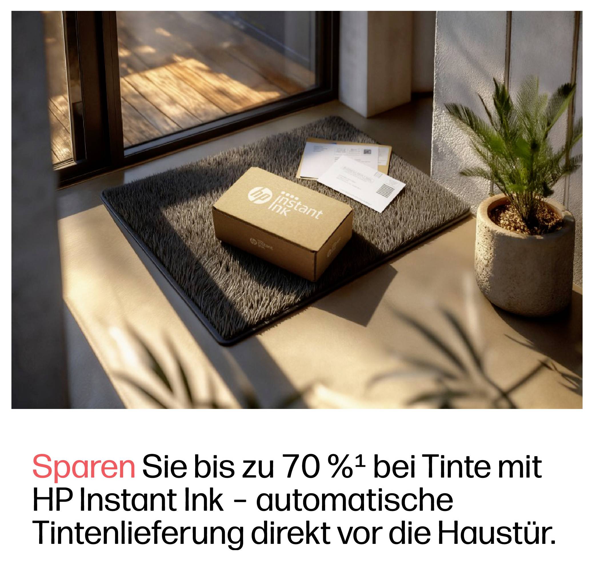 HP Instant Ink Paket und Versandbox auf einer Fußmatte an der Haustür neben einer Topfpflanze, mit deutschem Text, der Einsparungen von bis zu 70% bei Tinte und automatische Tintenlieferung bewirbt.