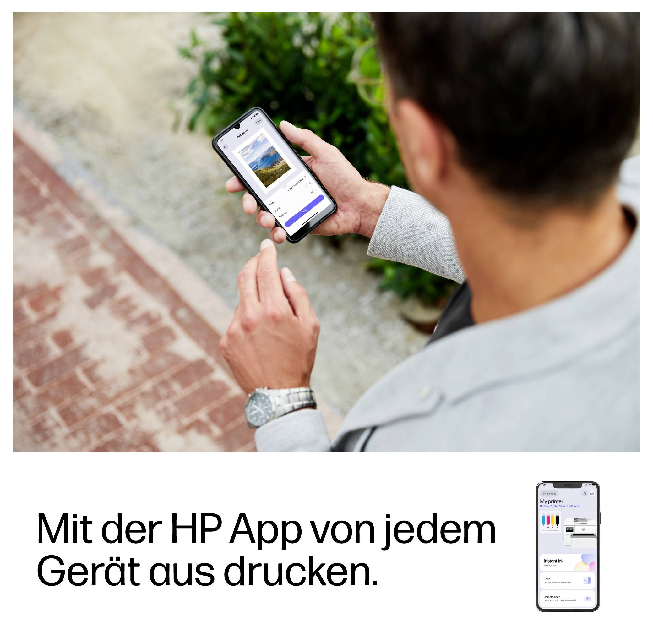 Eine Person nutzt ein Smartphone, um mit der HP App zu drucken; deutscher Text lautet „Mit der HP App von jedem Gerät aus drucken."
