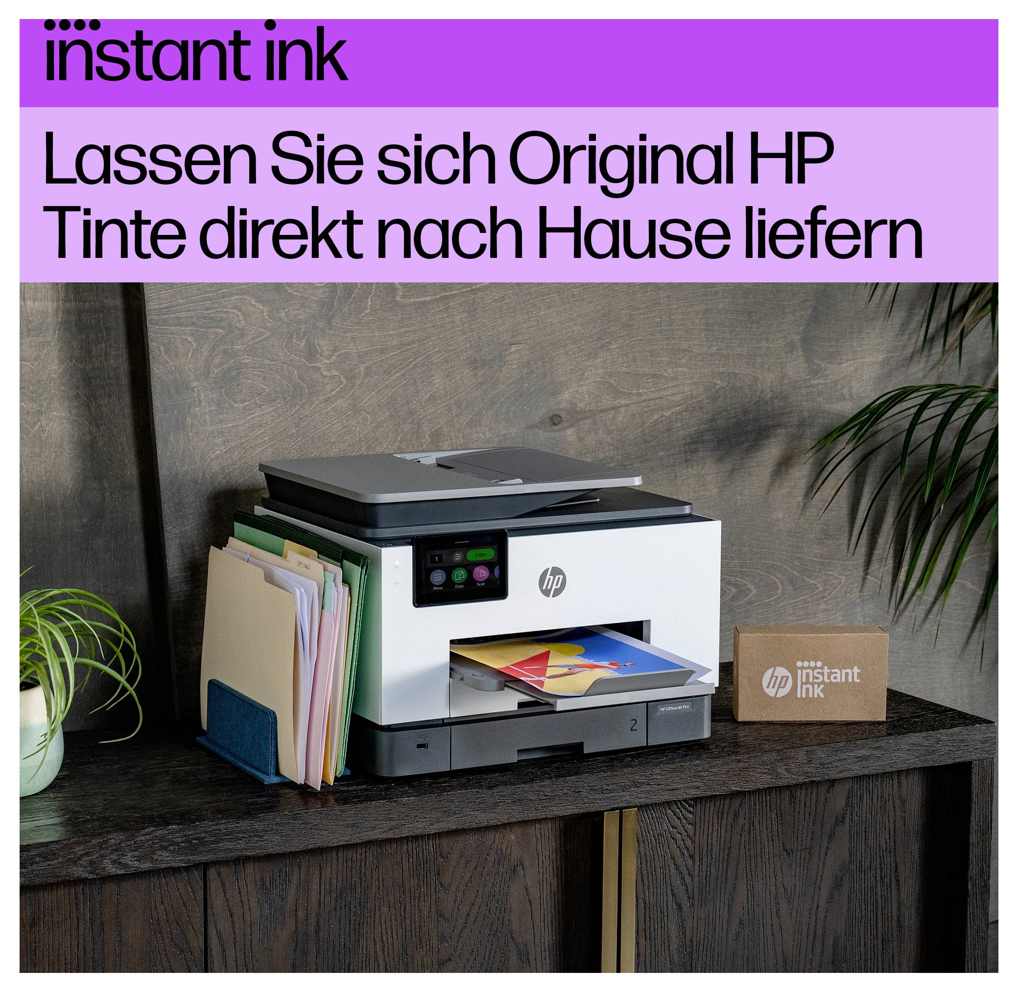 HP Instant Ink Anzeige mit einem Drucker auf einem Regal und dem deutschen Text „Lassen Sie sich Original HP Tinte direkt nach Hause liefern" und einem „instant ink" Logo.