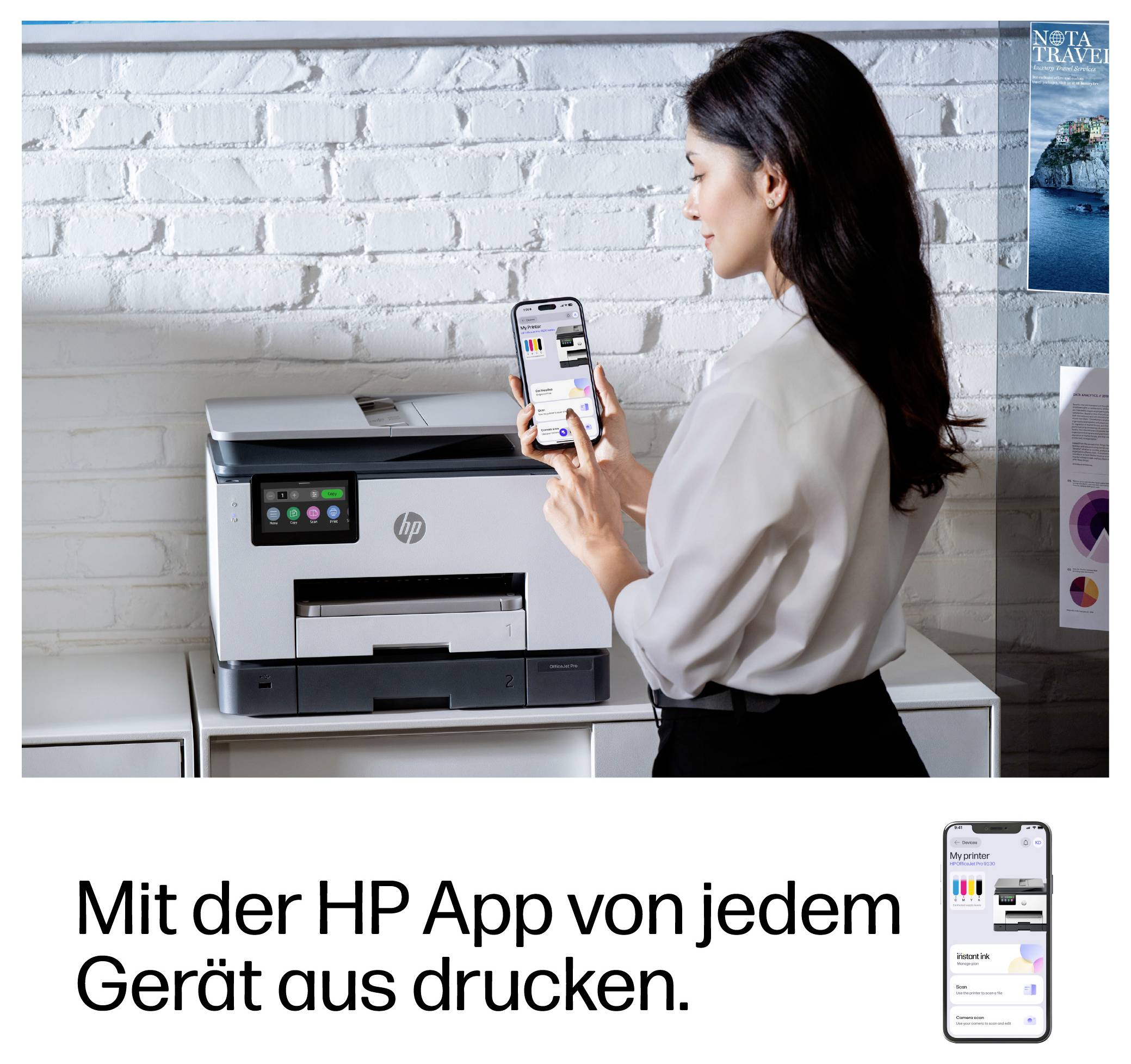 Eine Frau nutzt ein Smartphone mit der HP App zum Drucken auf einem HP Drucker; der Anzeigentext lautet „Mit der HP App von jedem Gerät aus drucken."