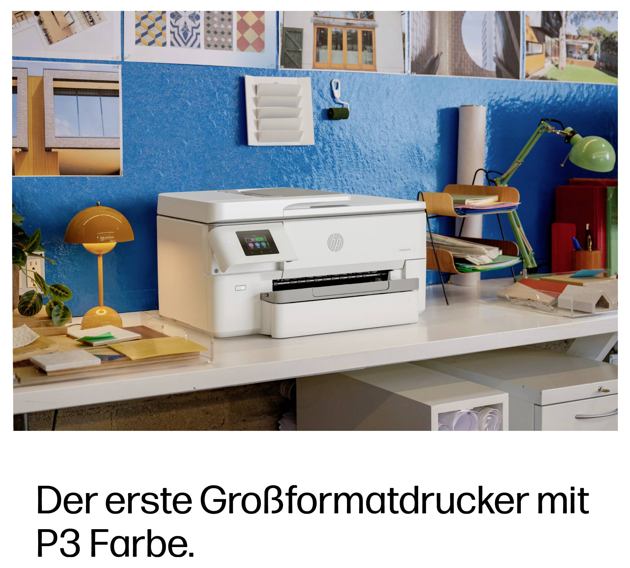 Weißer HP-Großformatdrucker auf einem Schreibtisch in einem farbenfrohen Arbeitsbereich, mit deutschem Text darunter, der lautet: „Der erste Großformatdrucker mit P3 Farbe."