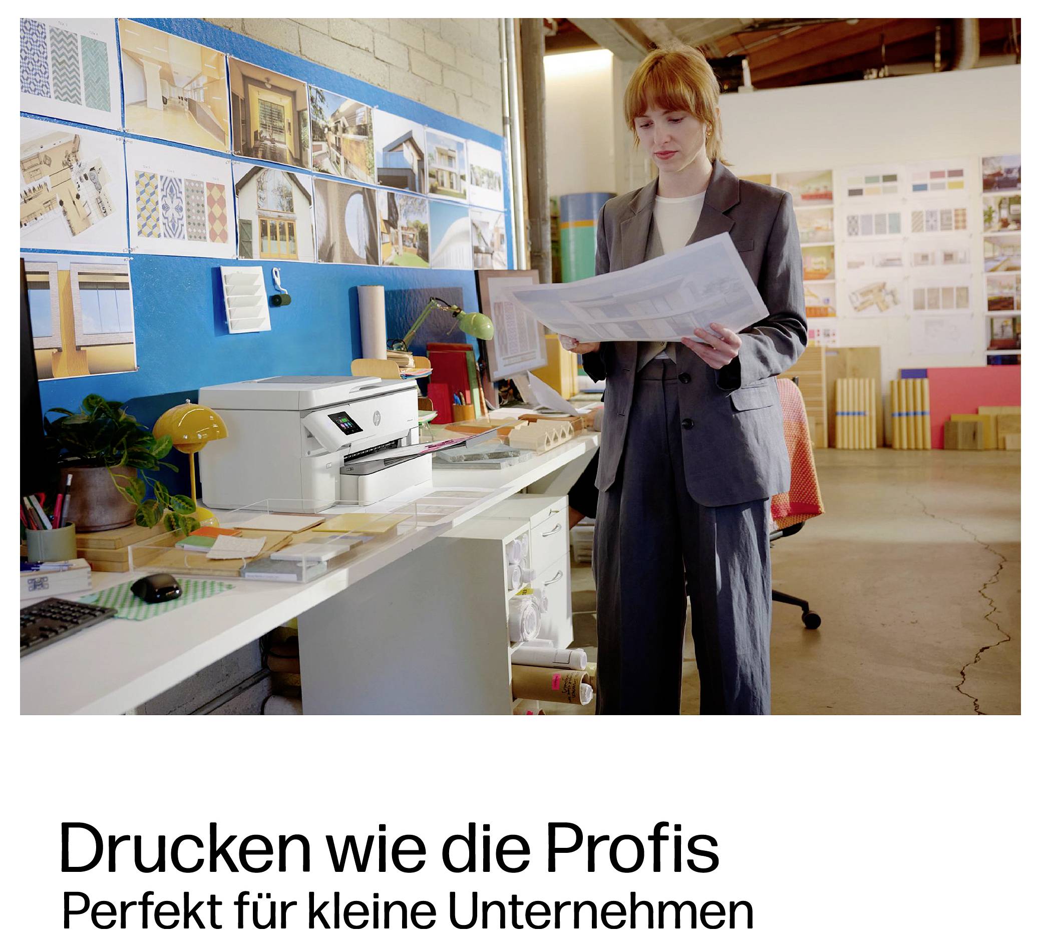 Frau in einem Büro überprüft einen großen Ausdruck neben einem Drucker; die Bildunterschrift lautet „Drucken wie die Profis" und „Perfekt für kleine Unternehmen".