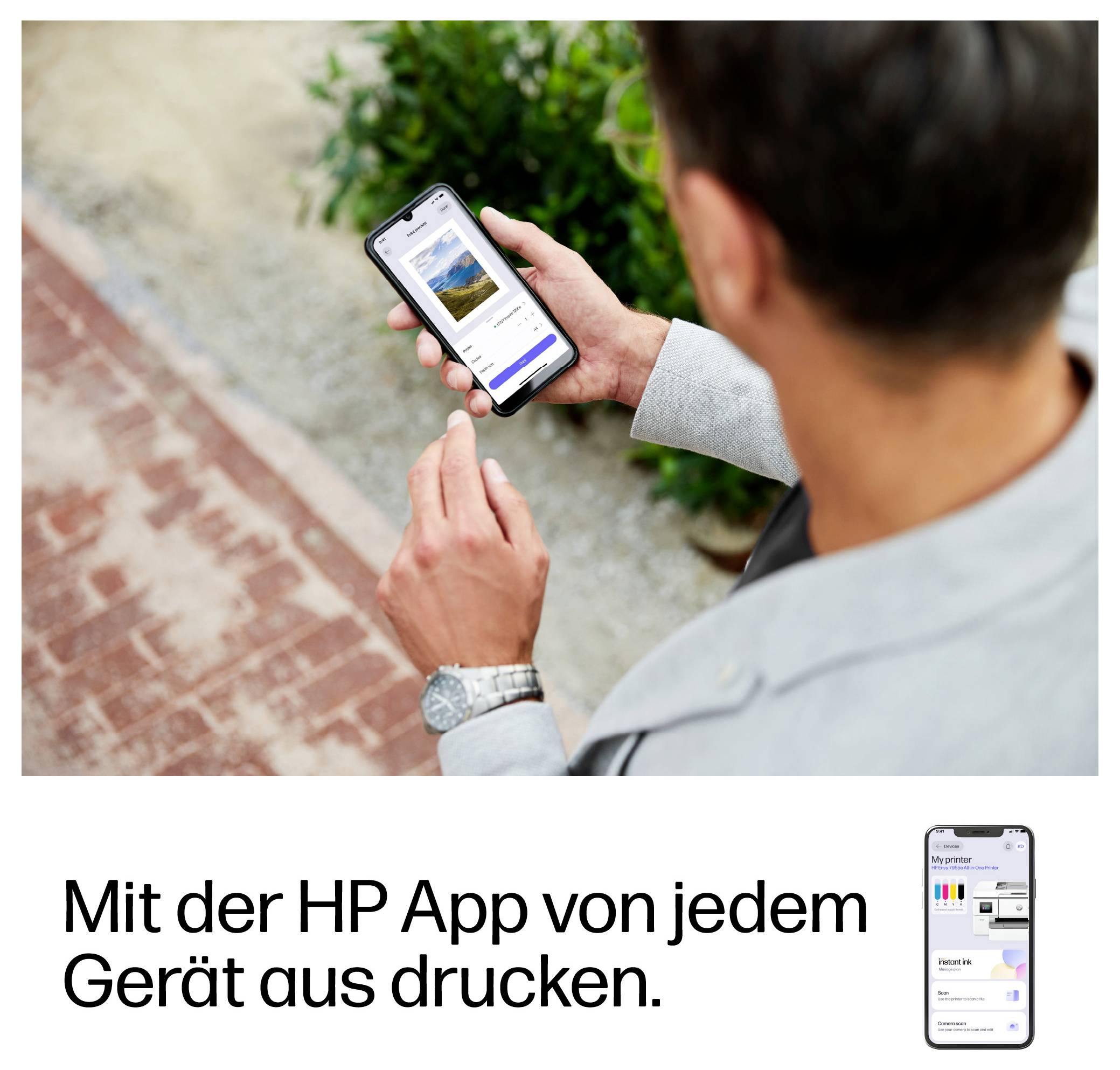 Ein Mann nutzt ein Smartphone mit der HP App; Text sagt „Mit der HP App von jedem Gerät aus drucken" und zeigt ein Telefon-Mockup, das den mobilen Druck von jedem Gerät aus bewirbt.