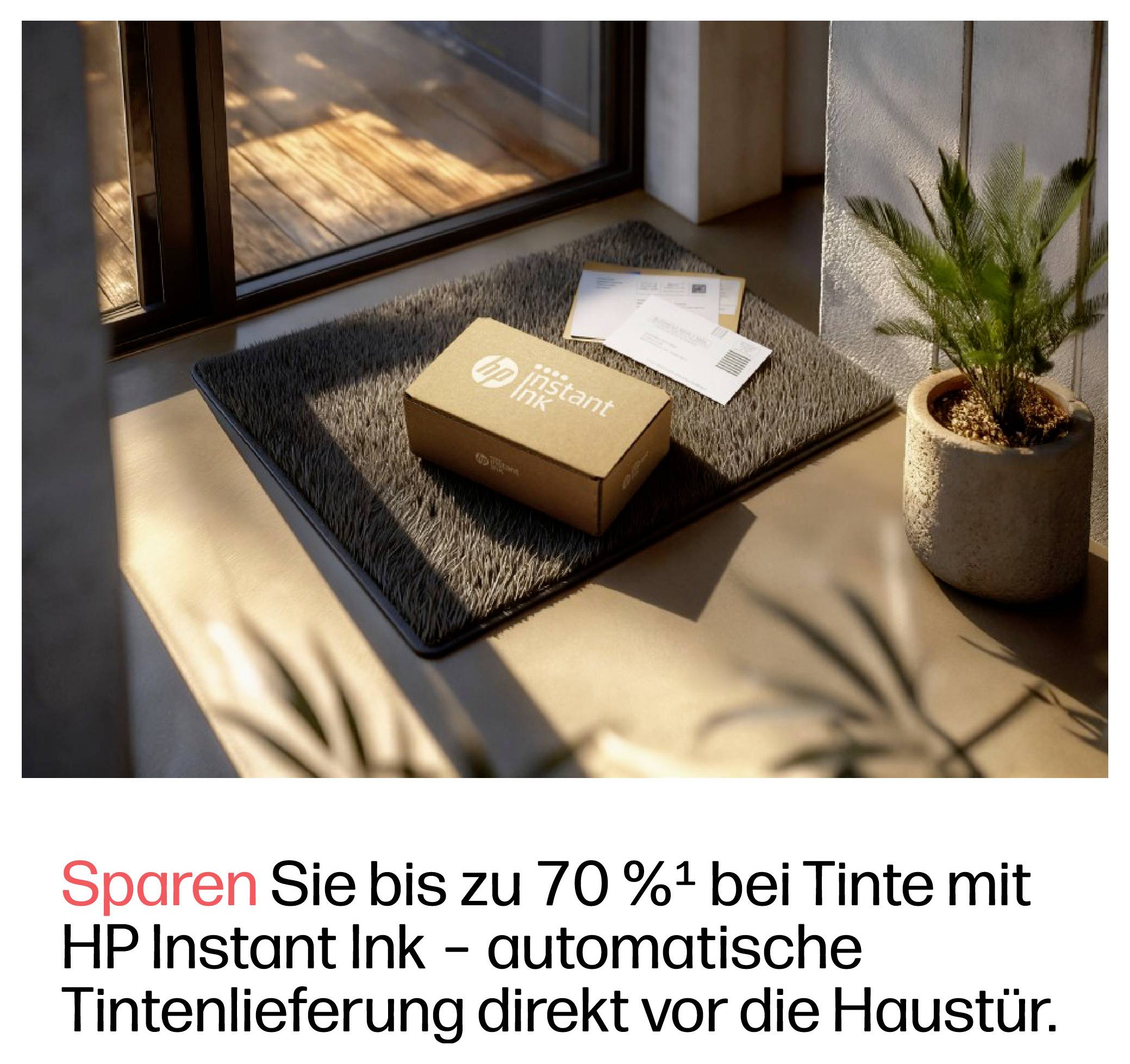 HP Instant Ink Kartonbox und Versandkartons auf einer Fußmatte vor einer Tür, die automatische Tintenlieferung und Ersparnisse von bis zu 70% bewirbt.