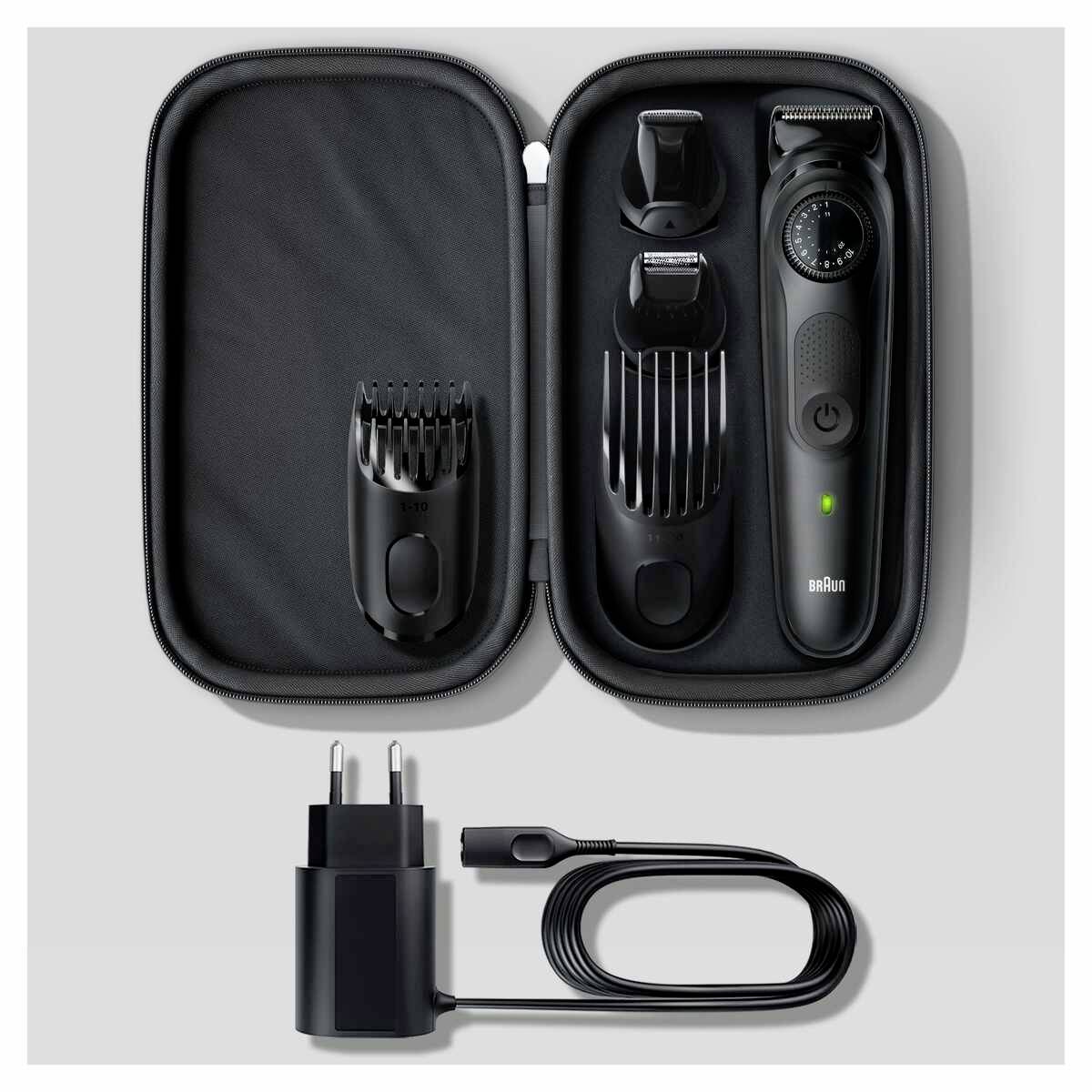 Rasier- und Bartschneideset in einem offenen Etui, bestehend aus einem Trimmer mit verschiedenen Aufsätzen und einem Ladegerät.