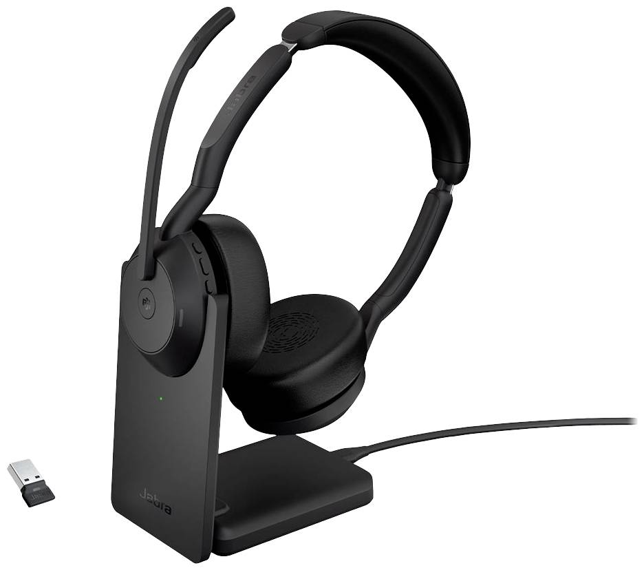 Kabelloses Stereo-Headset auf Ladestation mit USB-Dongle. Ideal für komfortables Hören oder professionelle Kommunikation.