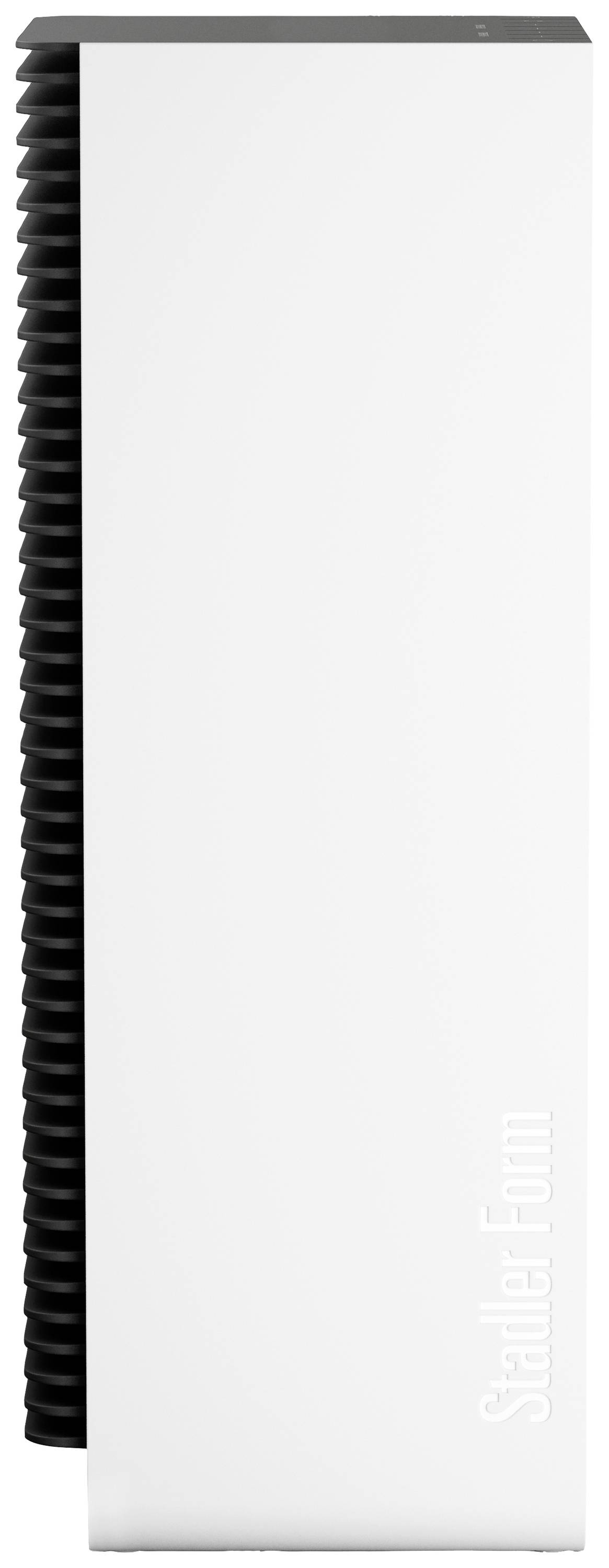 Ein eleganter, rechteckiger Luftreiniger mit einem schwarzen Seitenpanel und dem weißen Gehäuse, auf dem 'Stadler Form' steht.