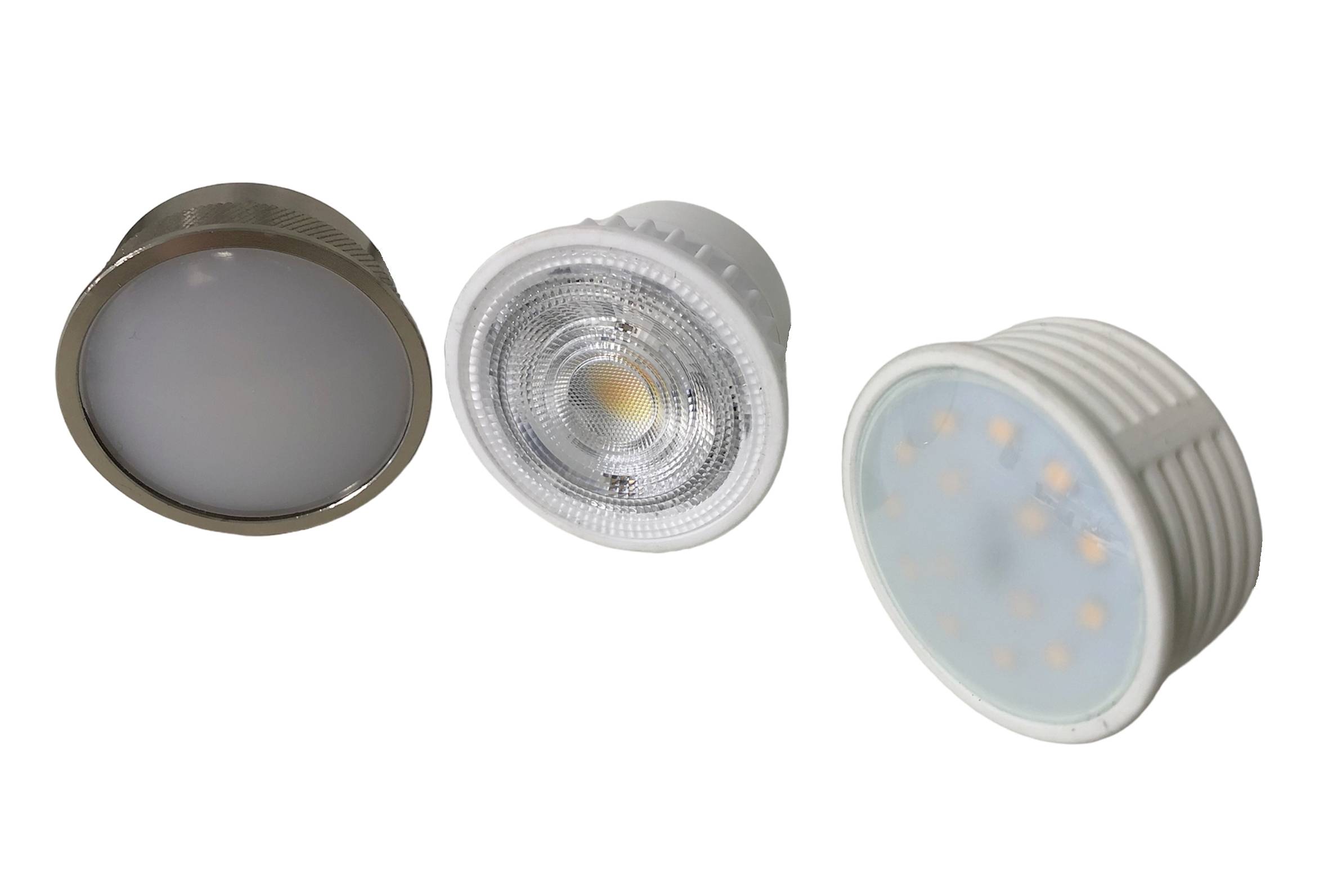 Drei verschiedene LED-Lampen auf weißem Hintergrund, zeigen unterschiedliche Formen und Designs für Beleuchtungszwecke.