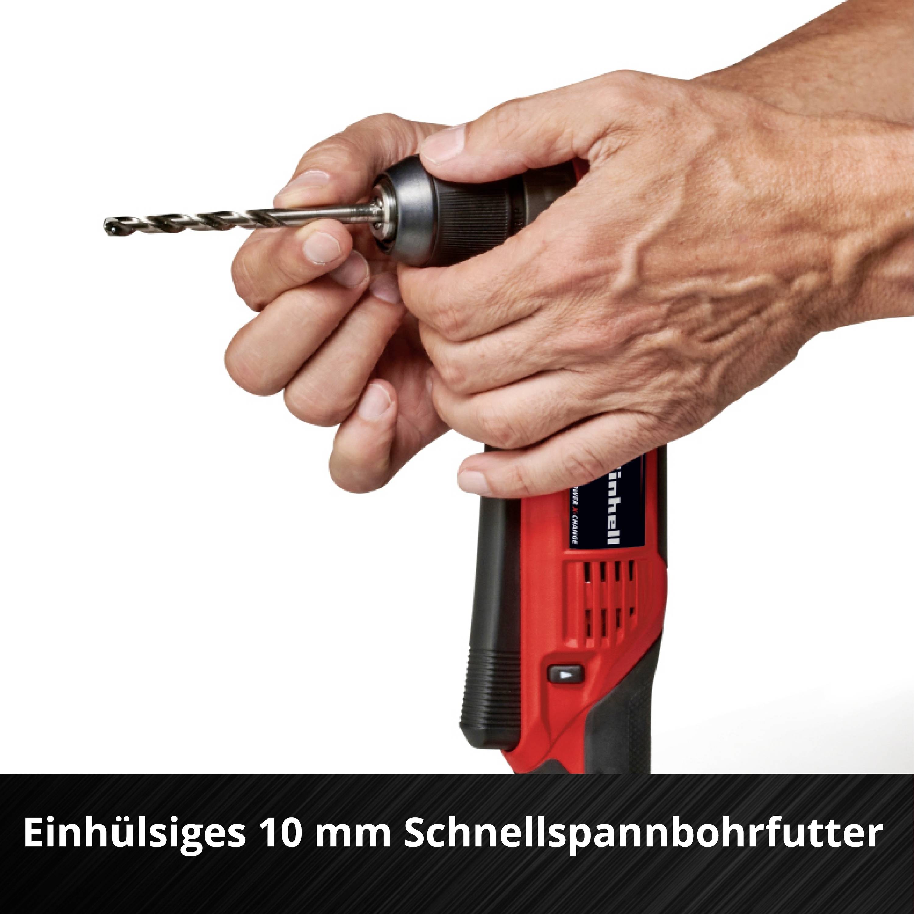 Einhandbedienung eines roten Bohrers mit 10 mm Schnellspannbohrfutter. Der Bohrer wird von einer Hand gehalten.