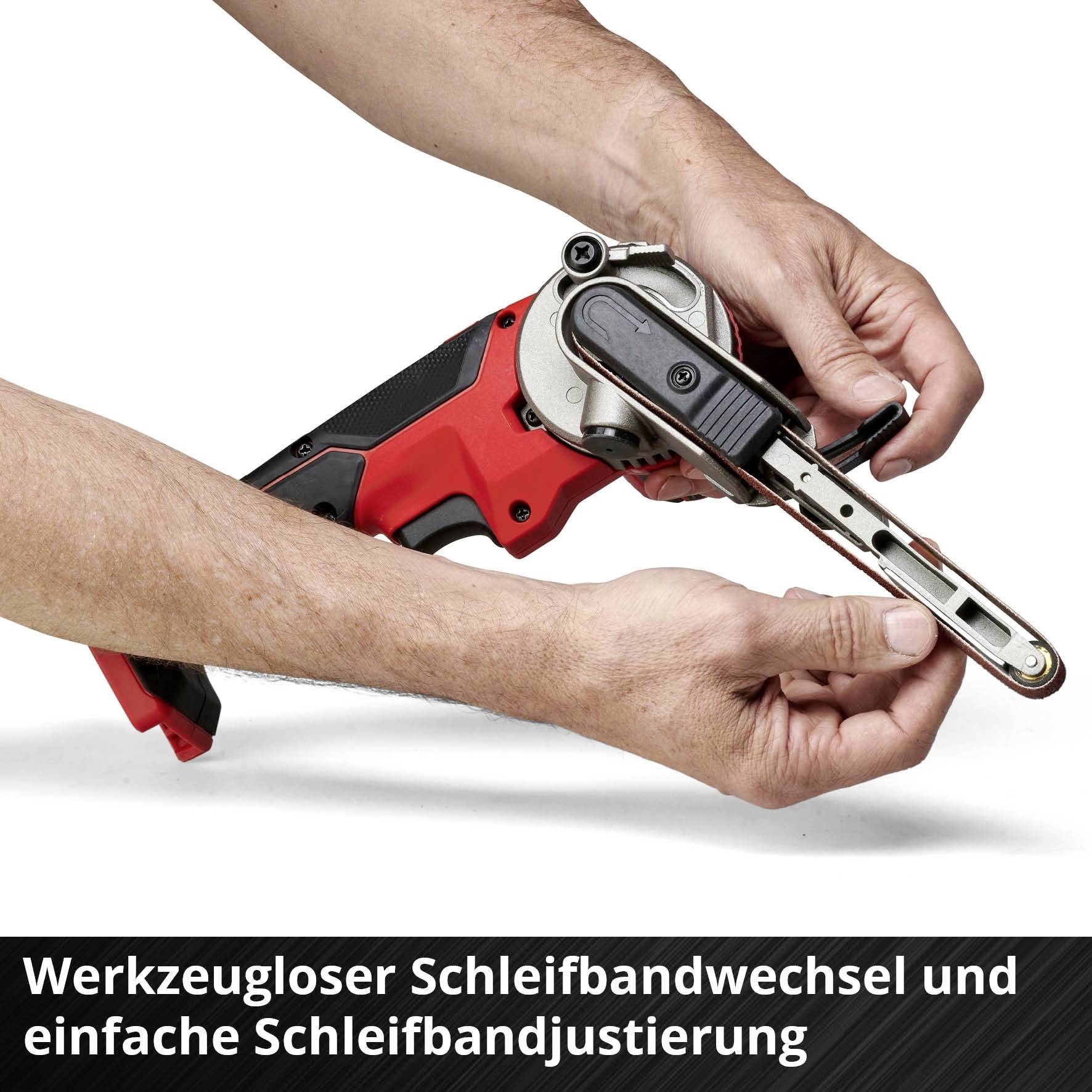 Eine Person hält eine elektrische Bandschleifmaschine. Der Text lautet: 'Werkzeugloser Schleifbandwechsel und einfache Schleifbandjustierung'.