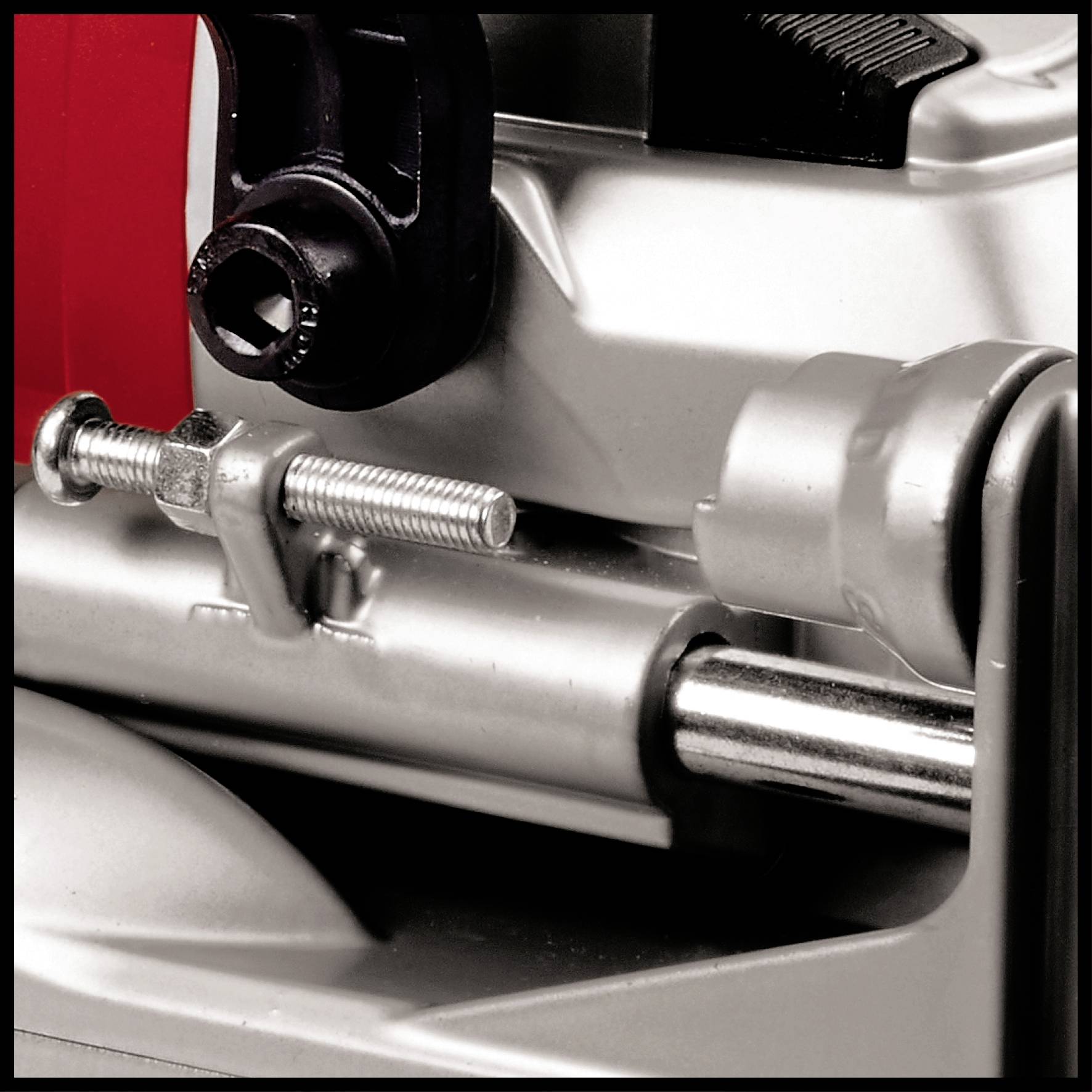 Nahaufnahme einer Metallmaschine mit Schrauben und Hebel, wahrscheinlich ein Teil eines Werkzeugs oder einer mechanischen Vorrichtung.