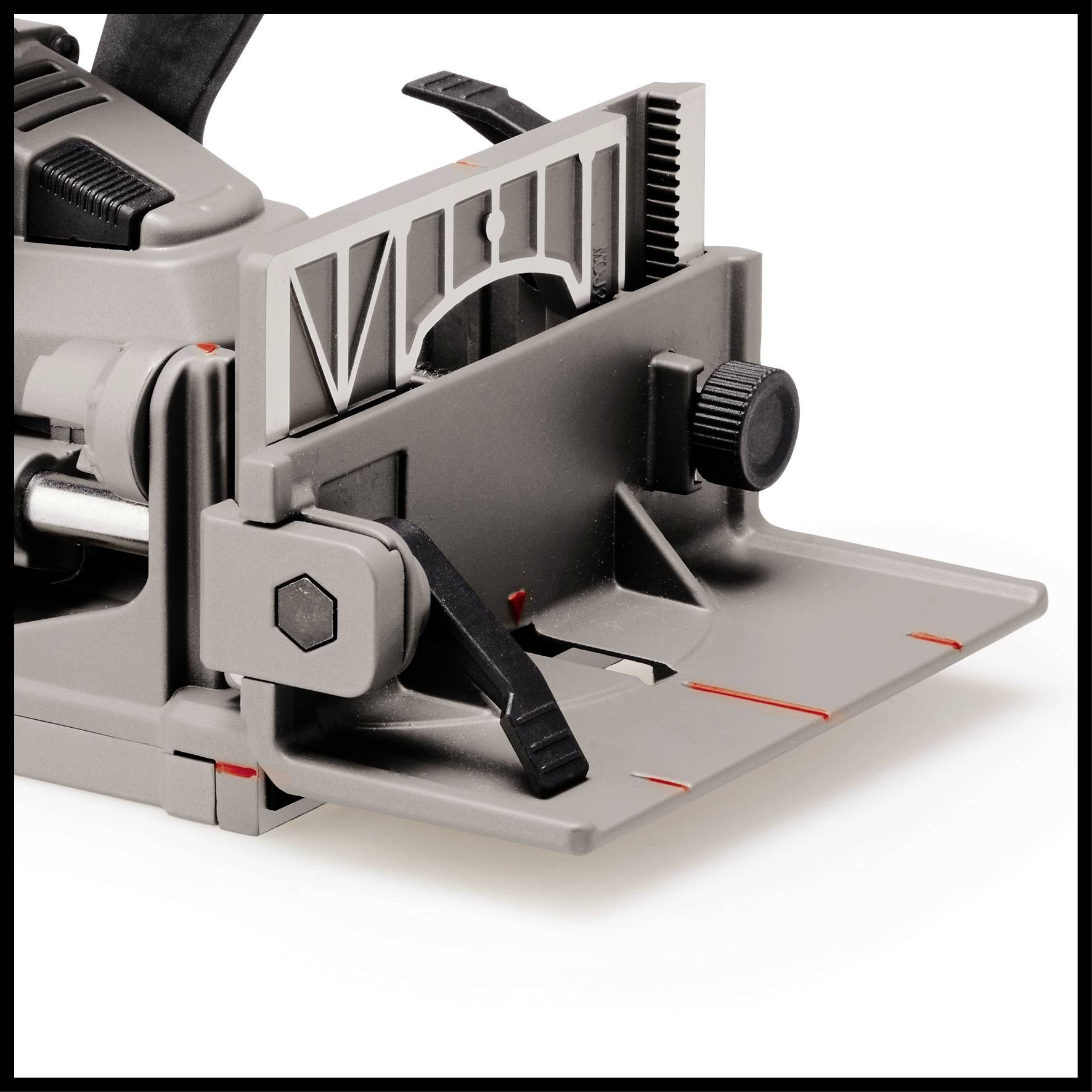 Ein silbernes Tischgerät mit Hebel und Skala, wahrscheinlich ein Präzisionswerkzeug oder Messgerät.