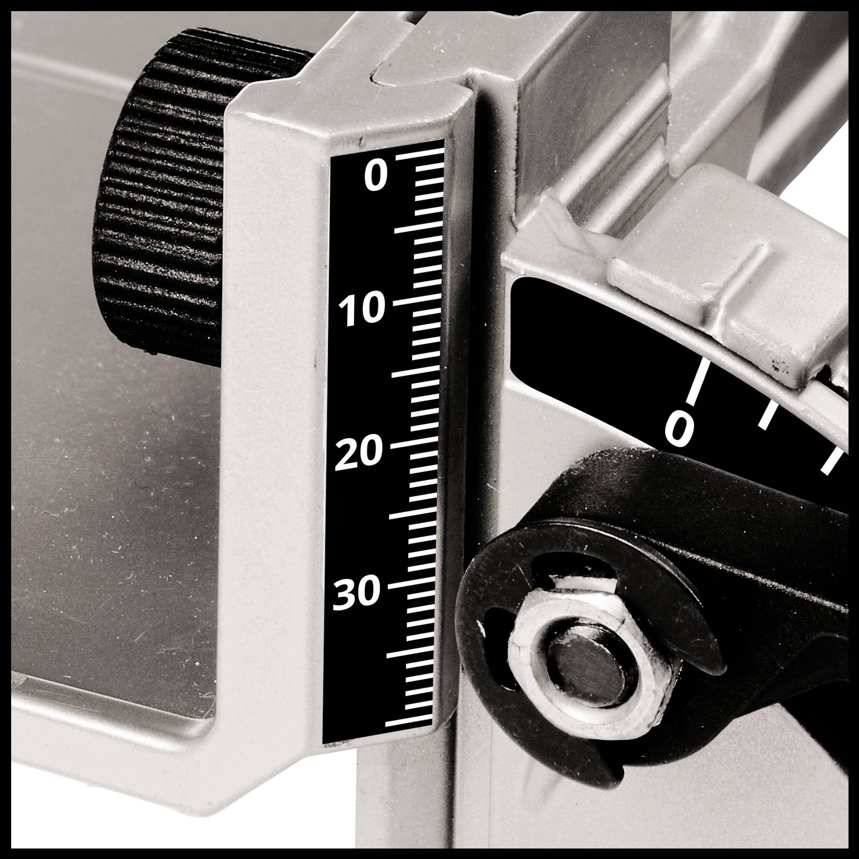 Naheinstellansicht einer silbernen Vorrichtung mit einem schwarzen Zifferblatt und einer Skala von 0 bis 30, möglicherweise zur Einstellung oder Messung.