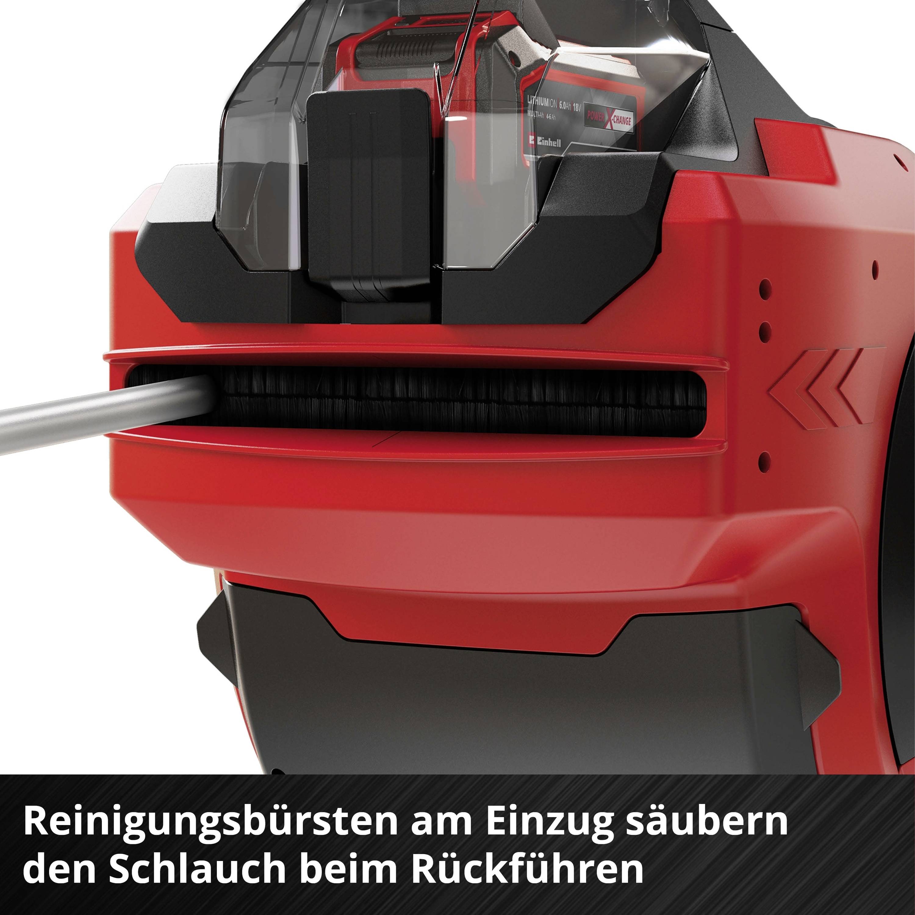 'Reinigungsbürsten am Einzug säubern den Schlauch beim Rückführen.' Ein roter Kunststoffkäfig mit integriertem Schlauch in Aktion.